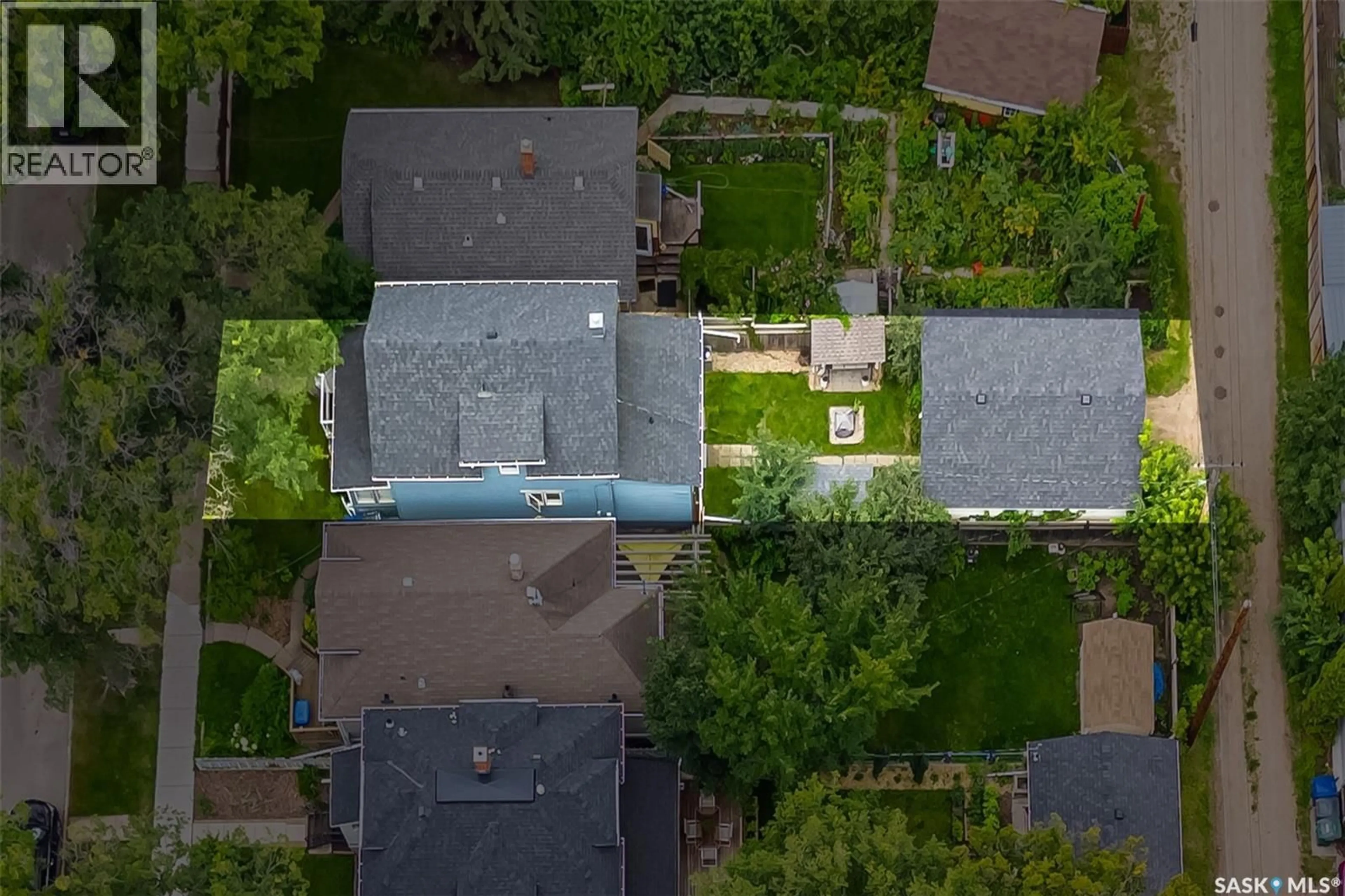 A pic from outside/outdoor area/front of a property/back of a property/a pic from drone, unknown for 706 32ND STREET, Saskatoon Saskatchewan S7L0T4
