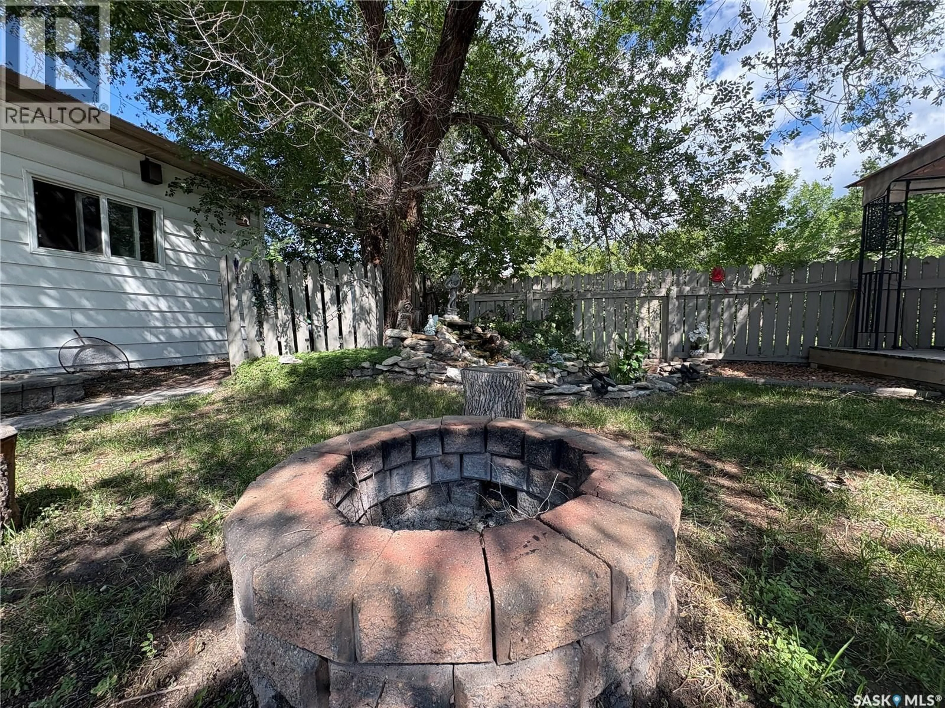 Patio, street for 360 ANGUS STREET, Regina Saskatchewan S4R3K6