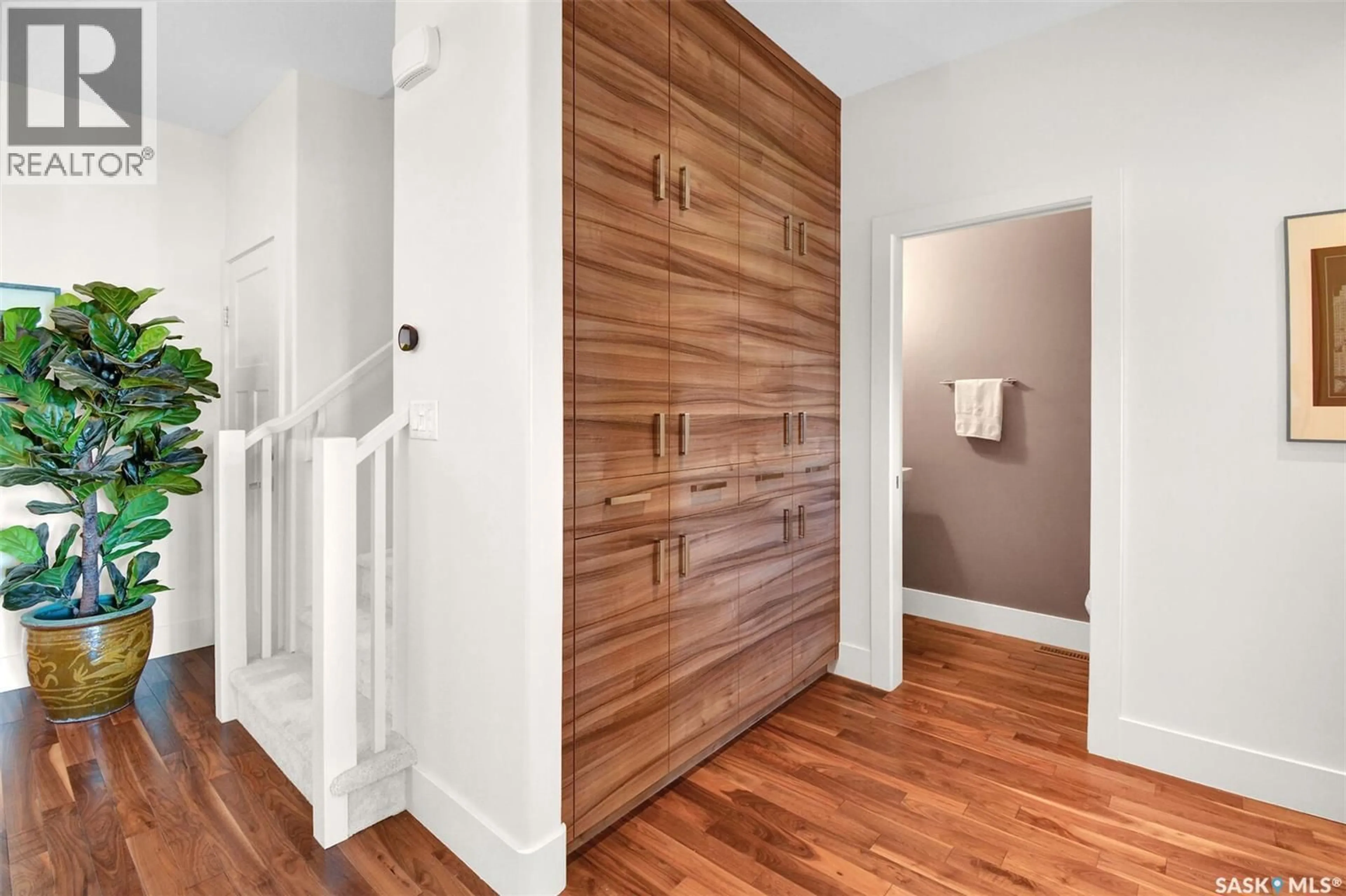 Indoor entryway for 320 2ND STREET, Saskatoon Saskatchewan S7H1N8