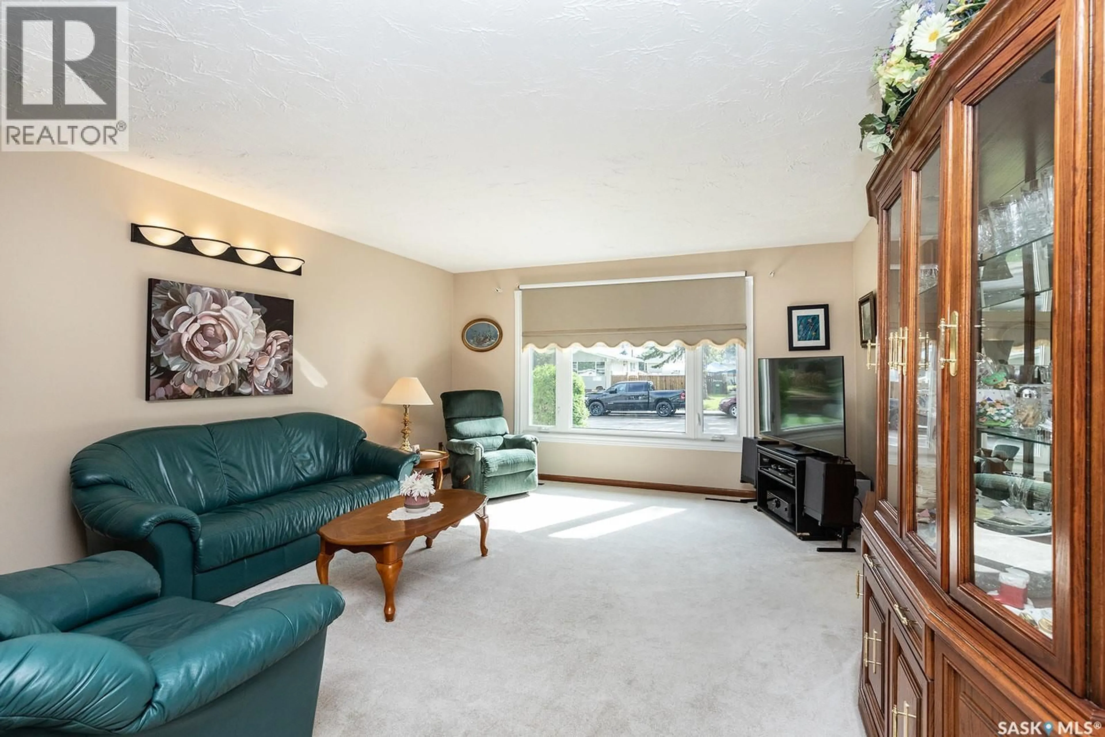 Living room with furniture, unknown for 201 MONTREAL AVENUE, Saskatoon Saskatchewan S7K2H6