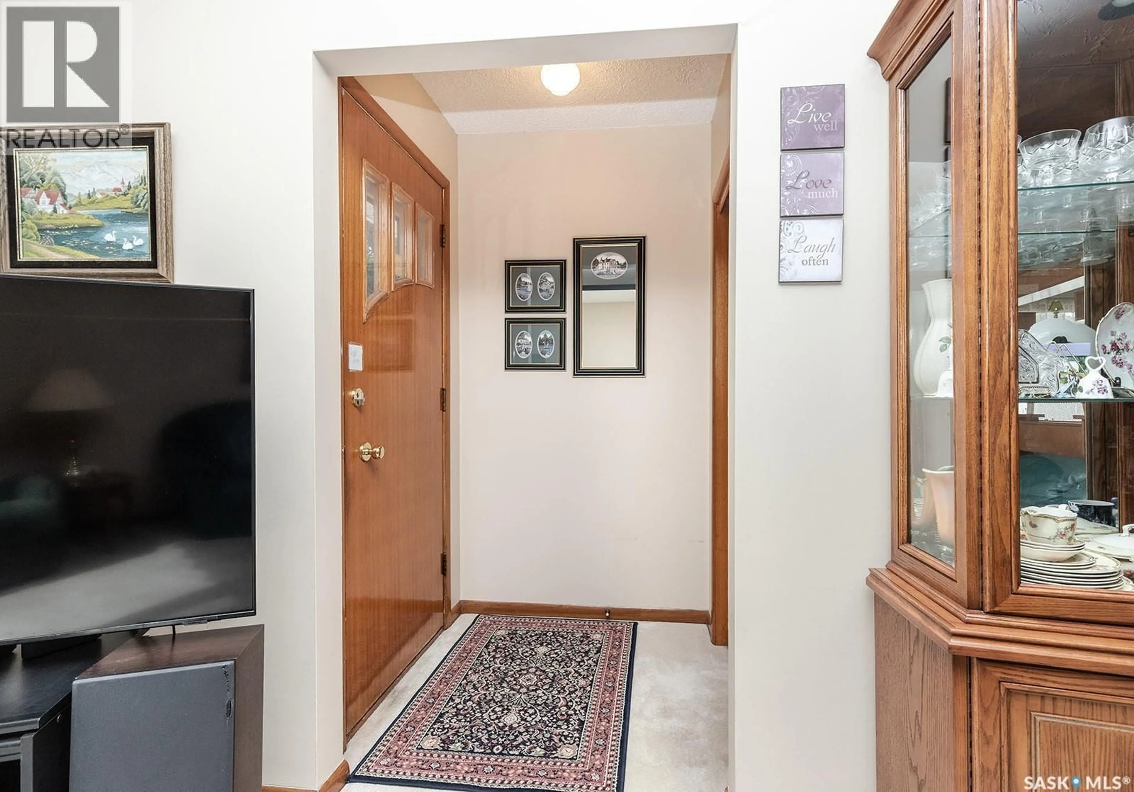 Indoor entryway for 201 MONTREAL AVENUE, Saskatoon Saskatchewan S7K2H6