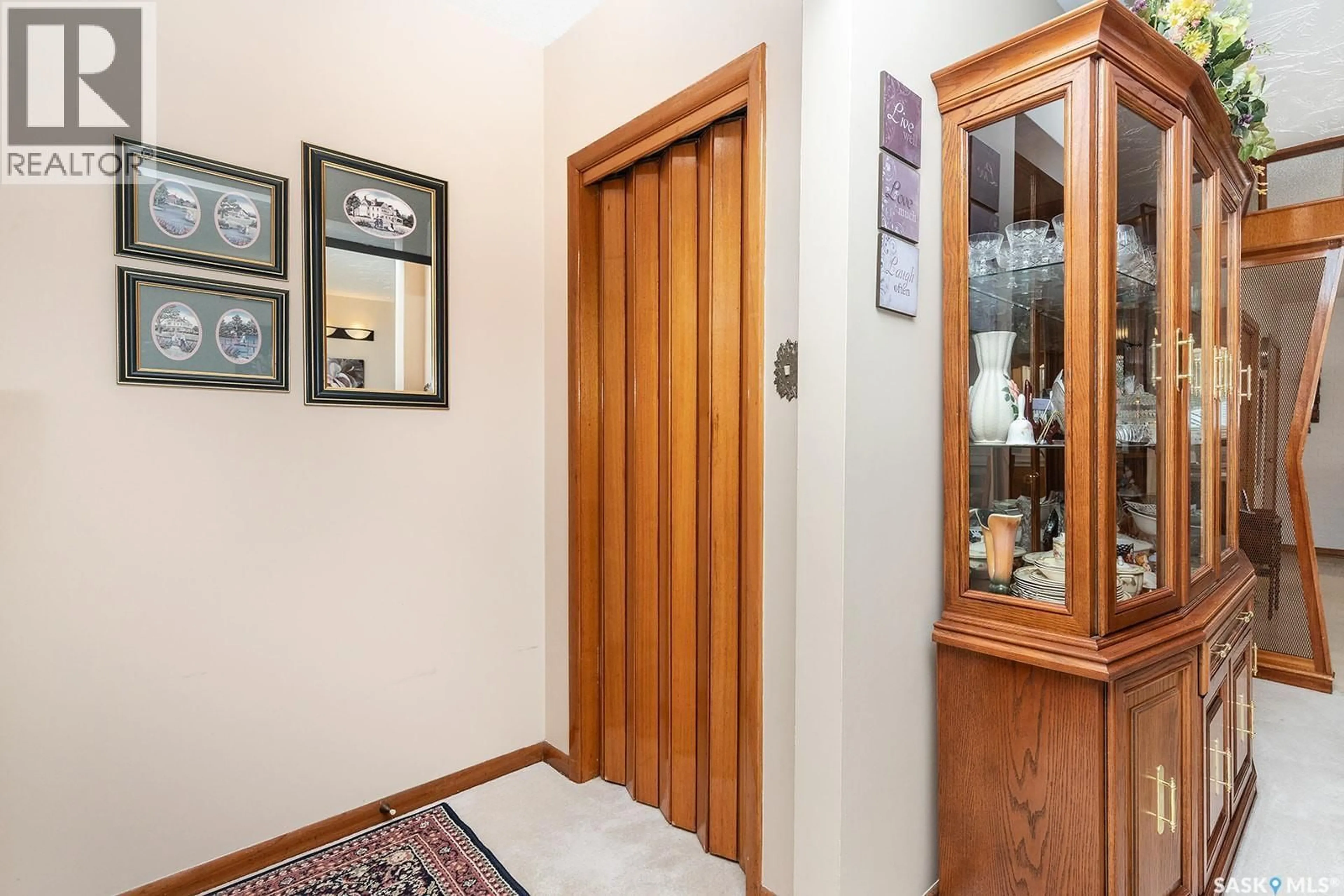 Indoor foyer for 201 MONTREAL AVENUE, Saskatoon Saskatchewan S7K2H6