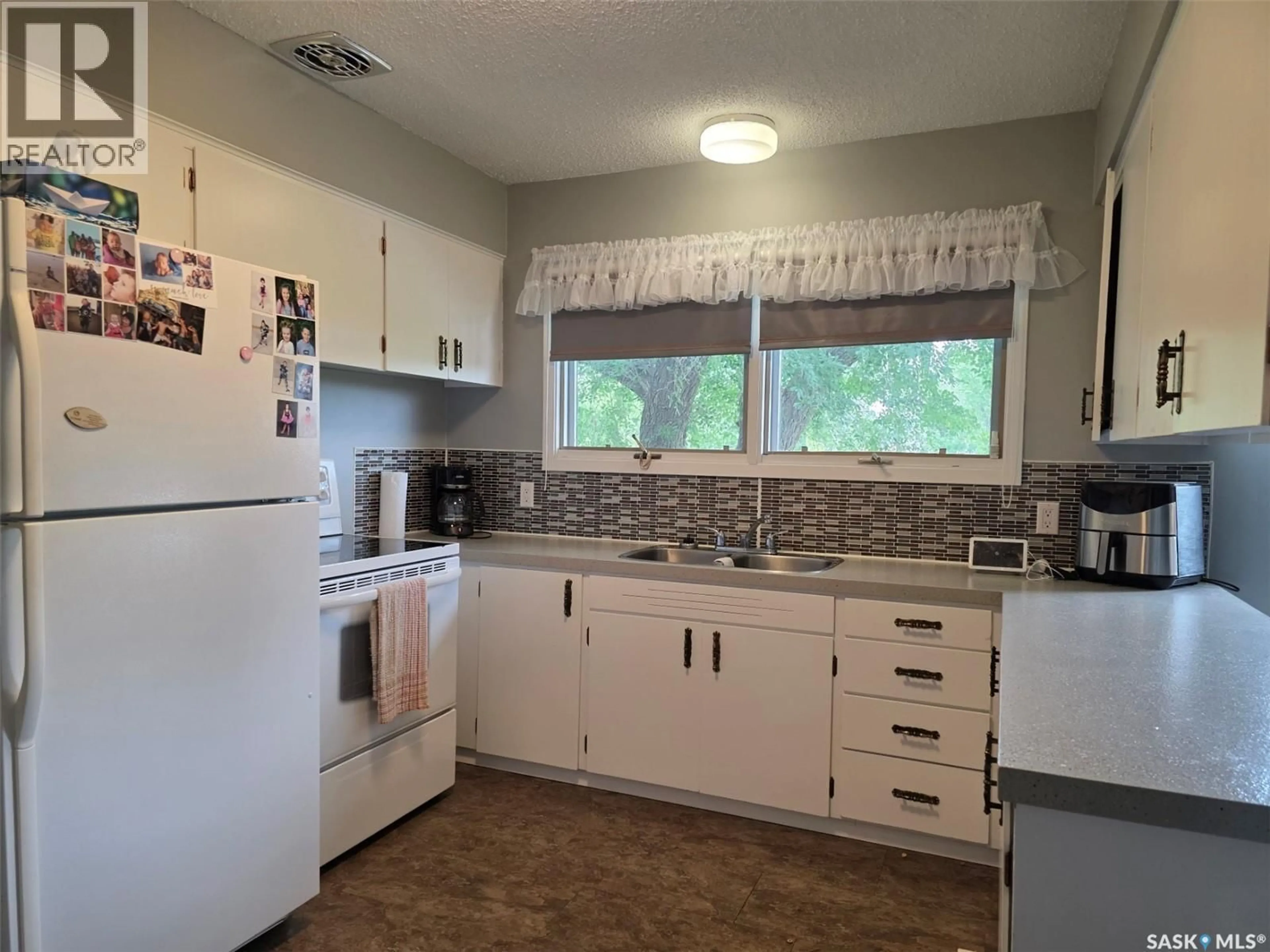 Standard kitchen, unknown for 172 WALLACE STREET, Mankota Saskatchewan S0H2W0