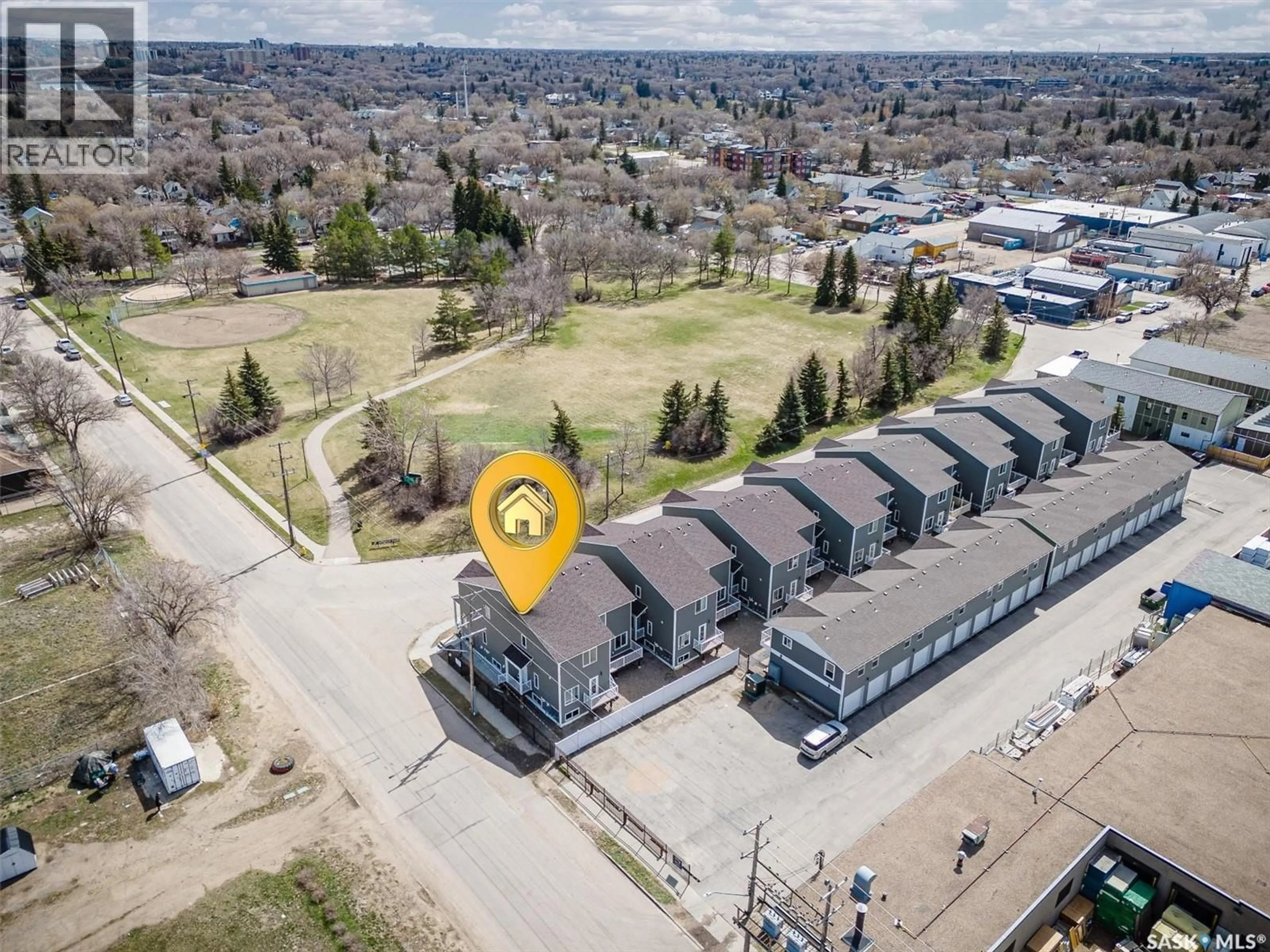 A pic from outside/outdoor area/front of a property/back of a property/a pic from drone, street for 425 L AVENUE, Saskatoon Saskatchewan S7M5Y6