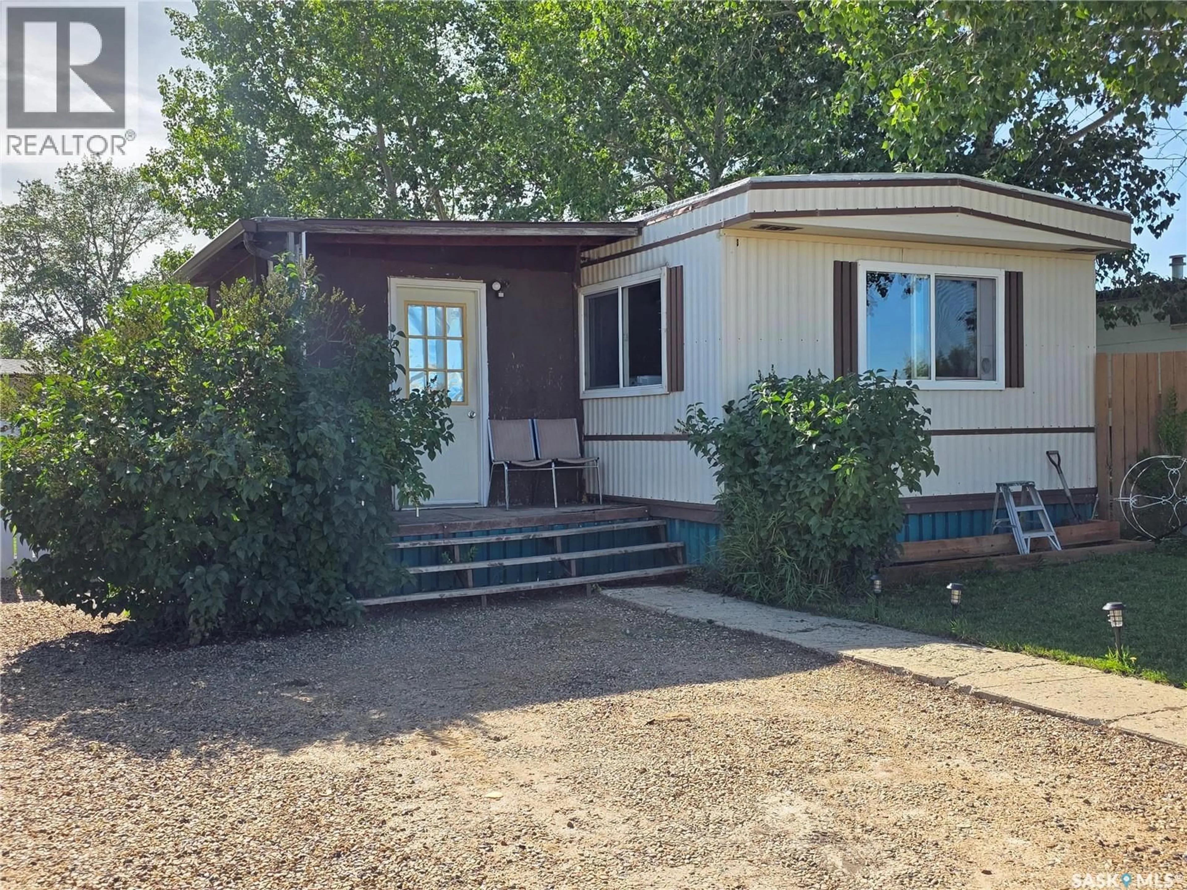 Home with vinyl exterior material, street for 4 PRAIRIE SUN COURT, Swift Current Saskatchewan S9H3X6