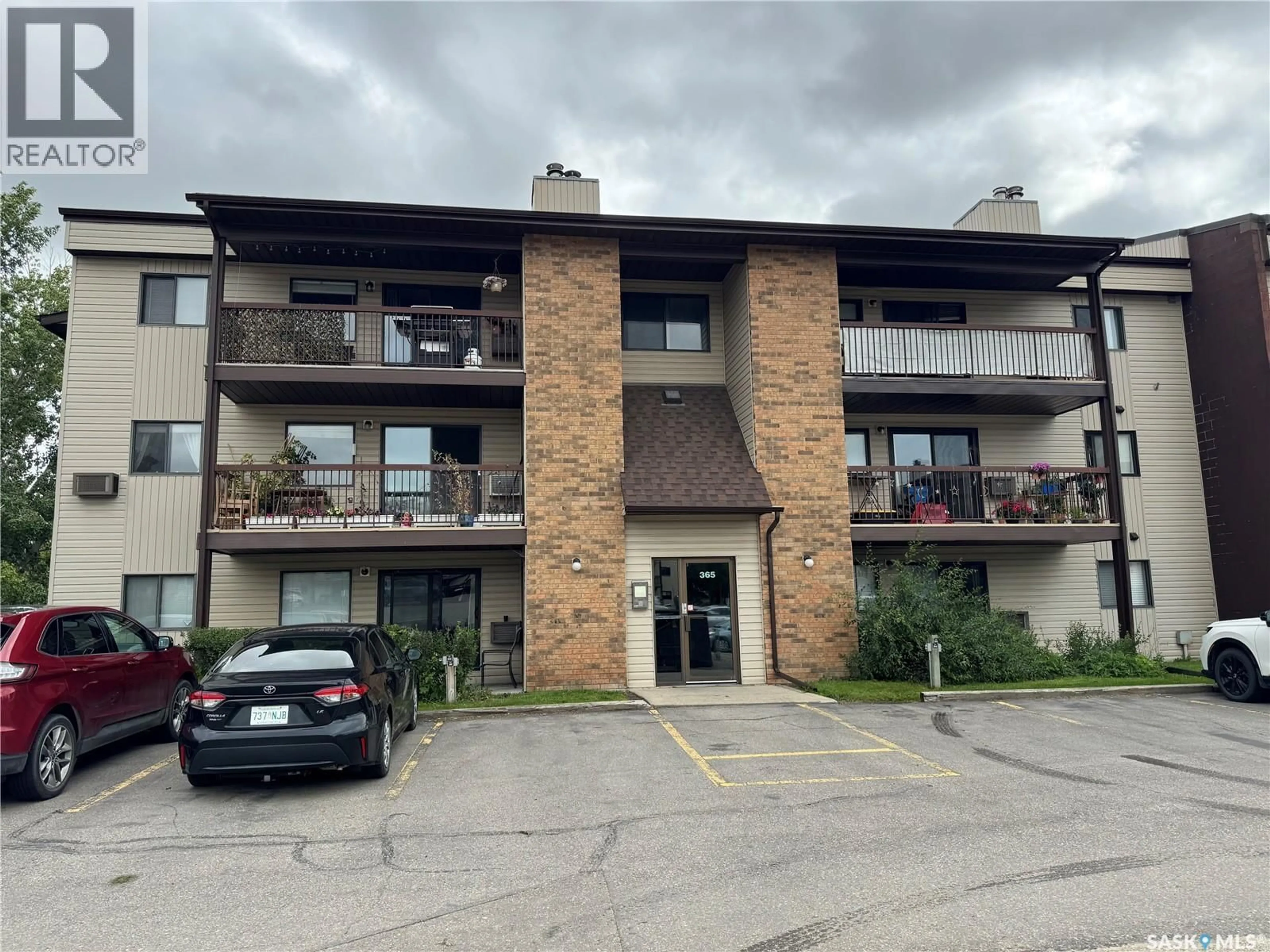 A pic from outside/outdoor area/front of a property/back of a property/a pic from drone, building for 365 - 204 KINGSMERE BOULEVARD, Saskatoon Saskatchewan S7J3V1