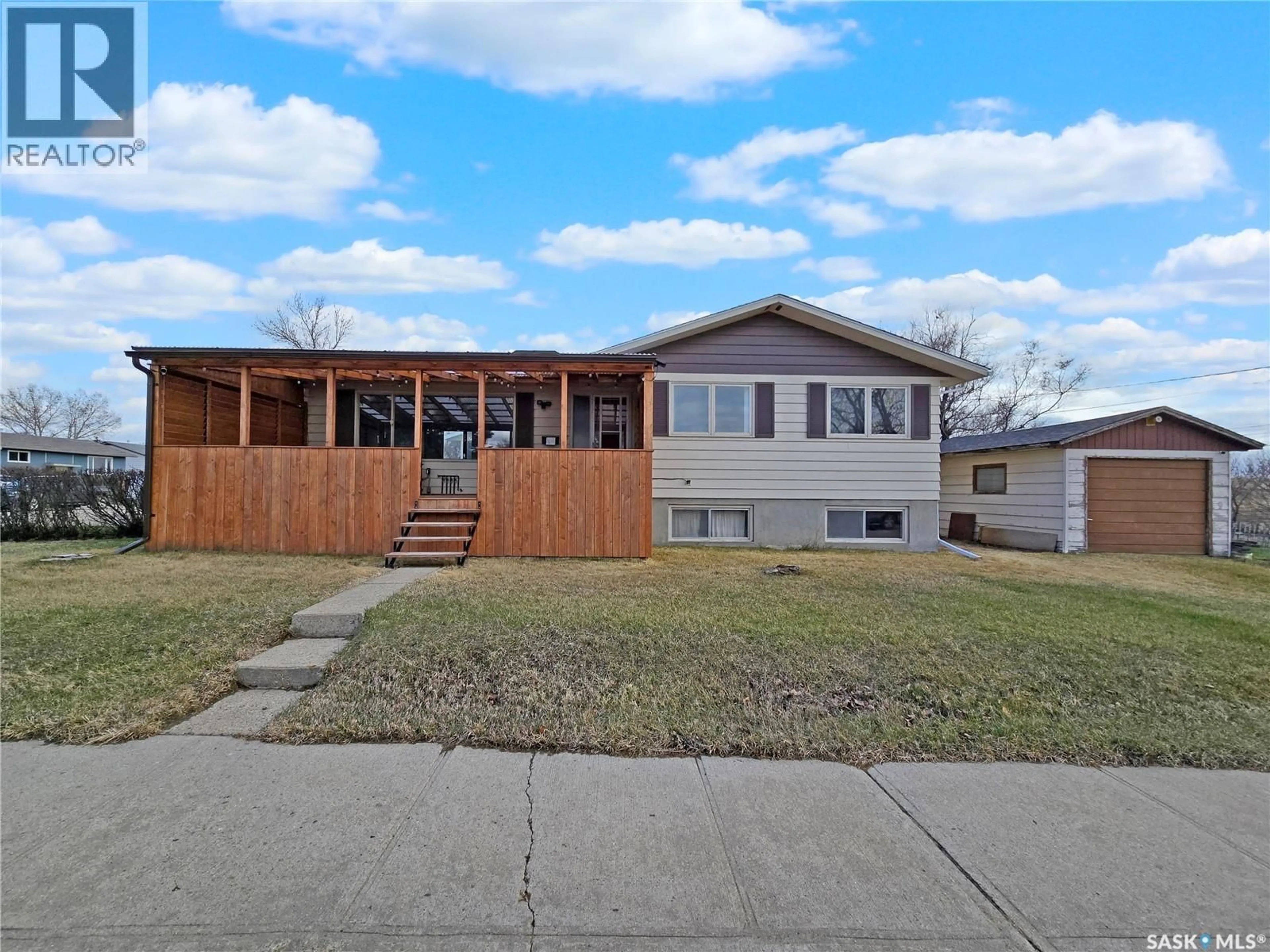 Home with vinyl exterior material, street for 204 1ST AVENUE, Swift Current Saskatchewan S9H3H3