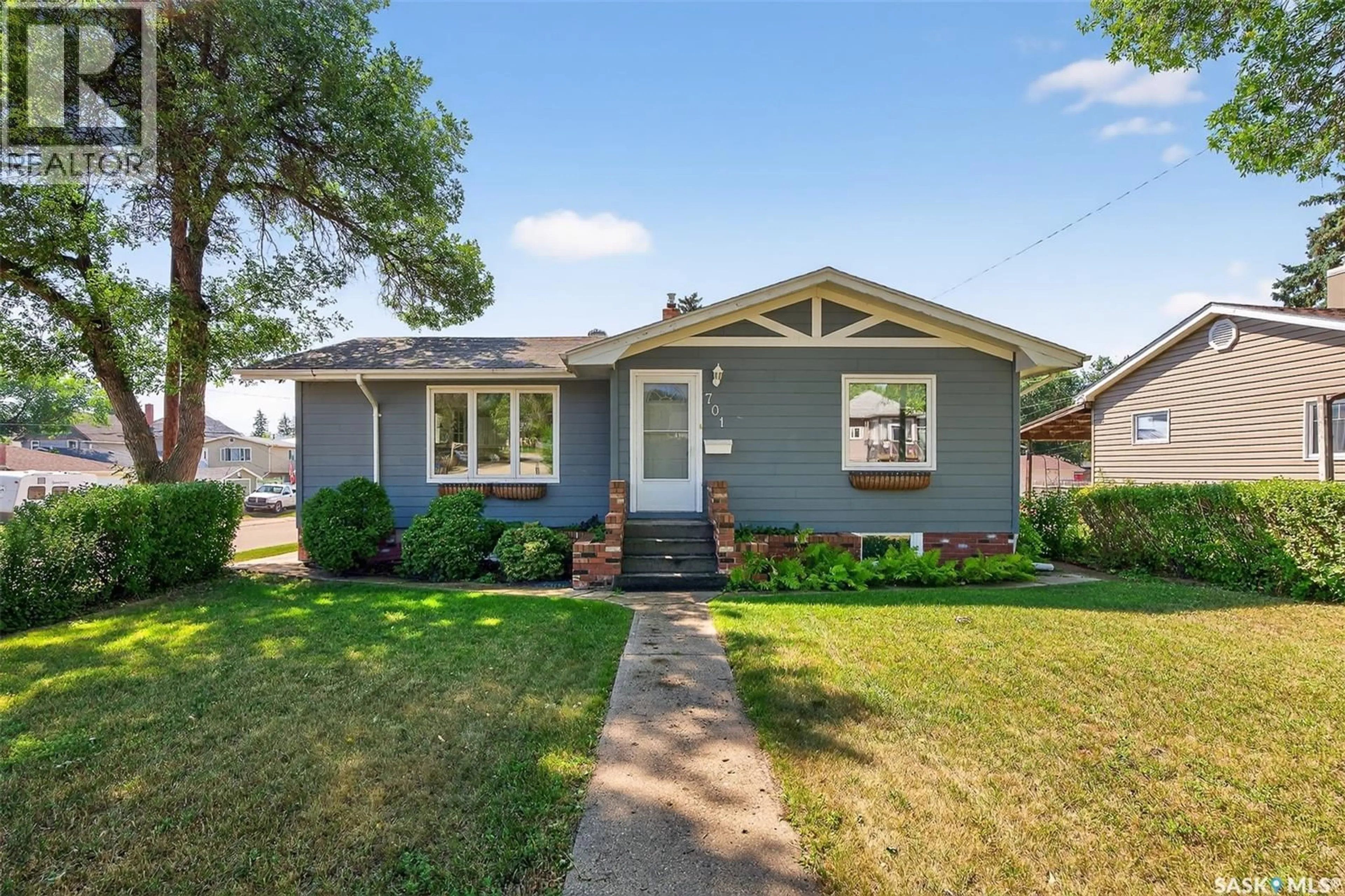 Home with vinyl exterior material, street for 701 HOCHELAGA STREET, Moose Jaw Saskatchewan S6H2H5