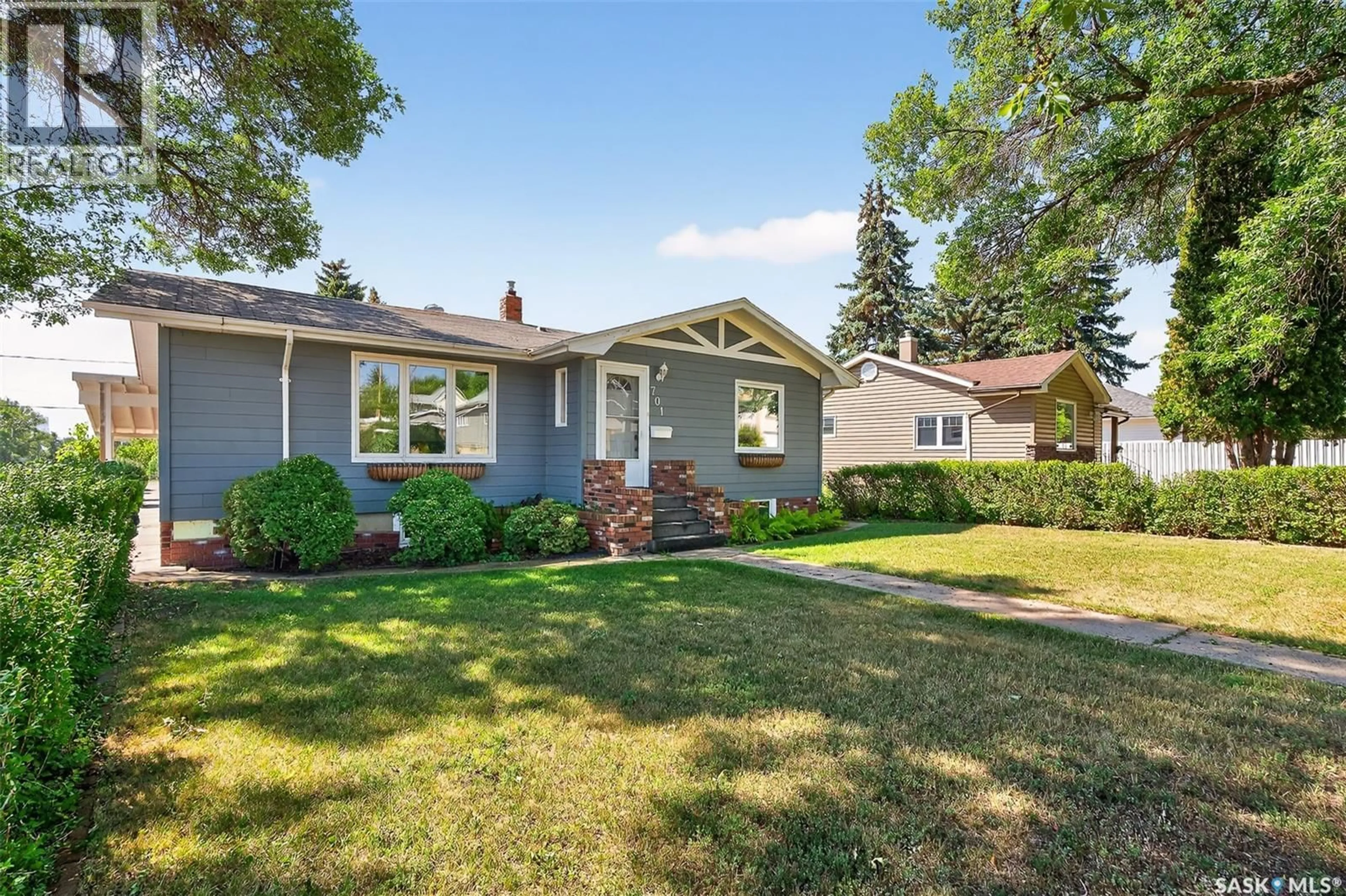 Home with vinyl exterior material, street for 701 HOCHELAGA STREET, Moose Jaw Saskatchewan S6H2H5