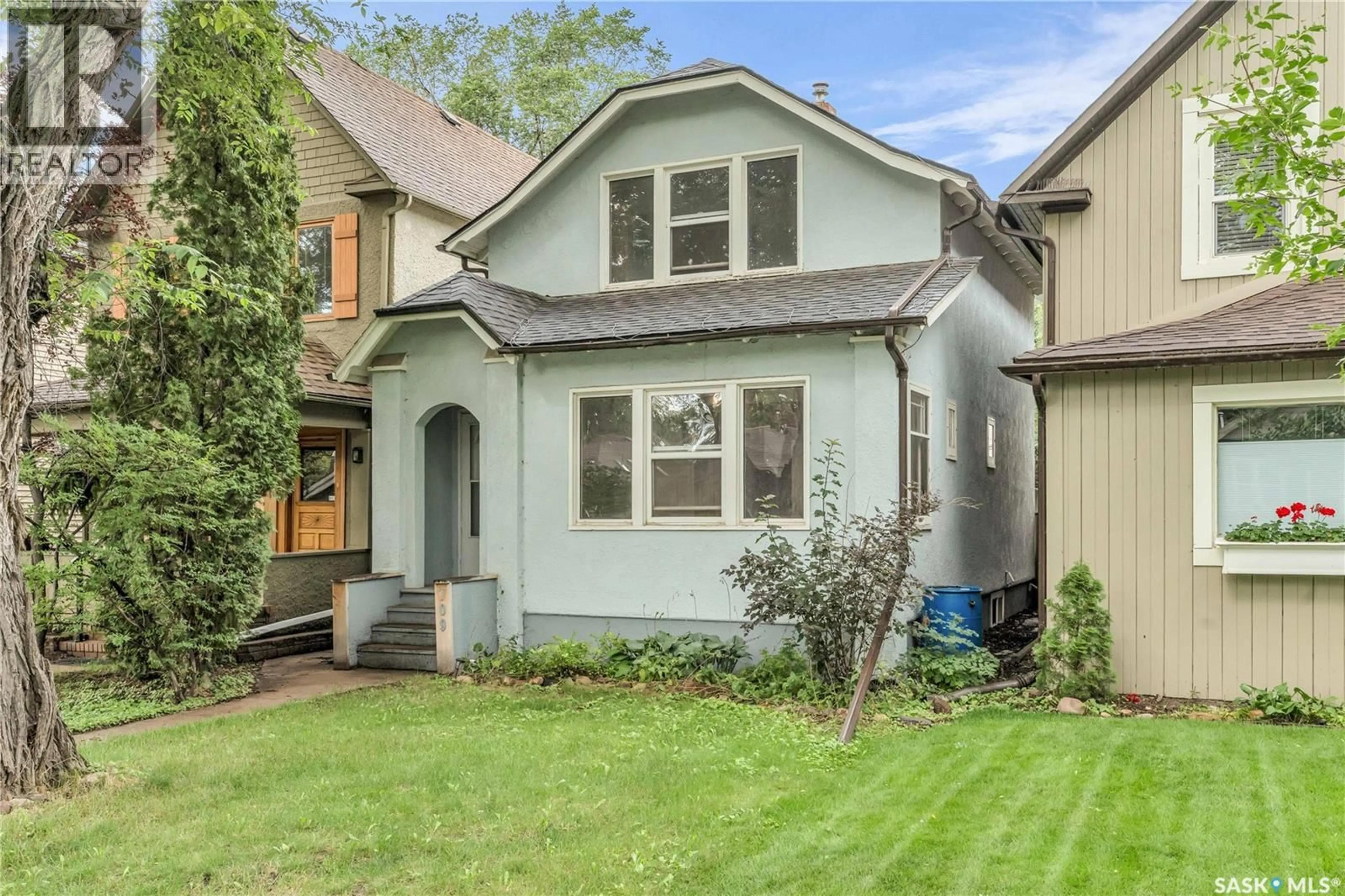 Home with vinyl exterior material, street for 709 4TH AVENUE, Saskatoon Saskatchewan S7K2N2