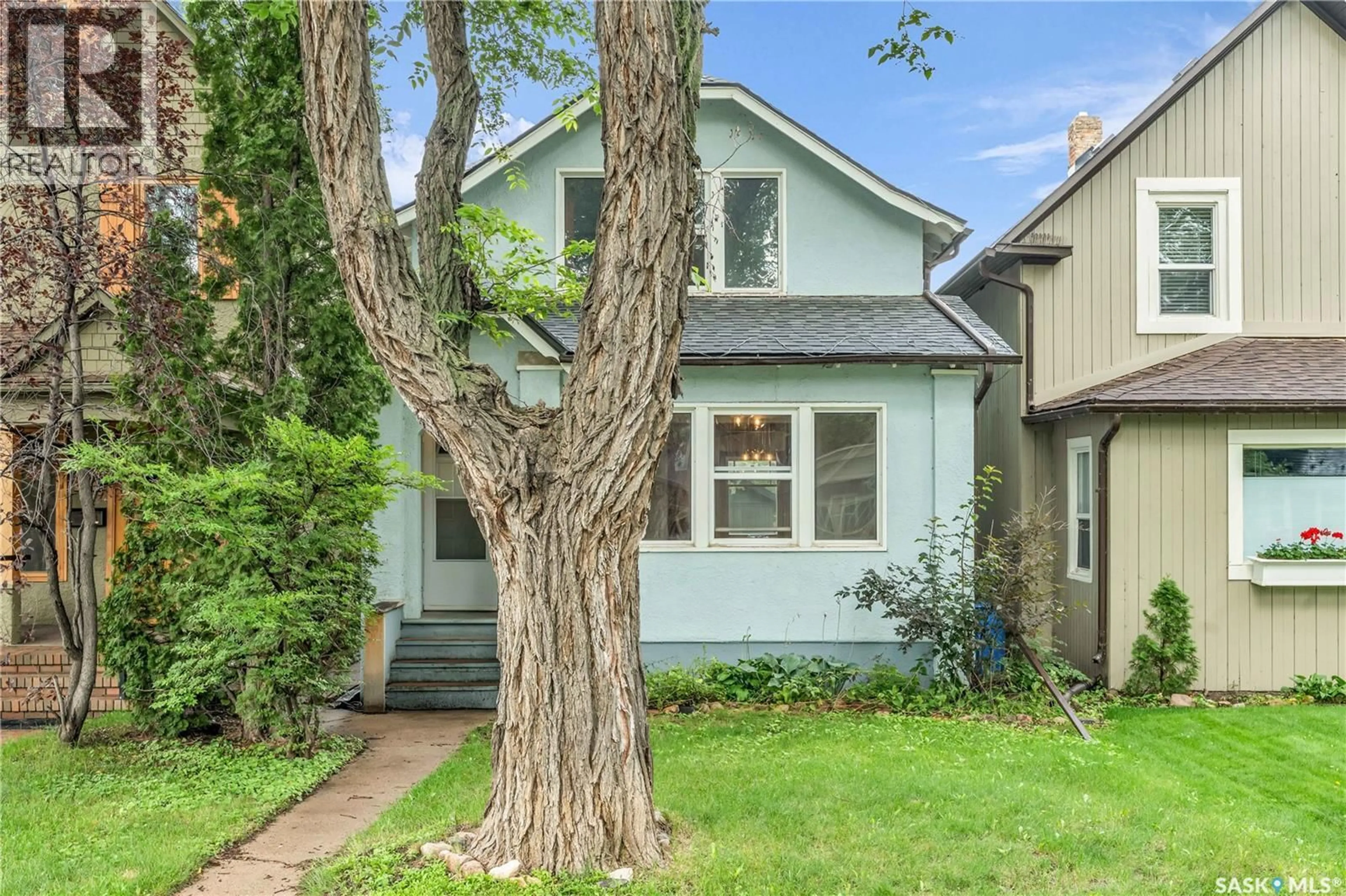 Home with vinyl exterior material, street for 709 4TH AVENUE, Saskatoon Saskatchewan S7K2N2