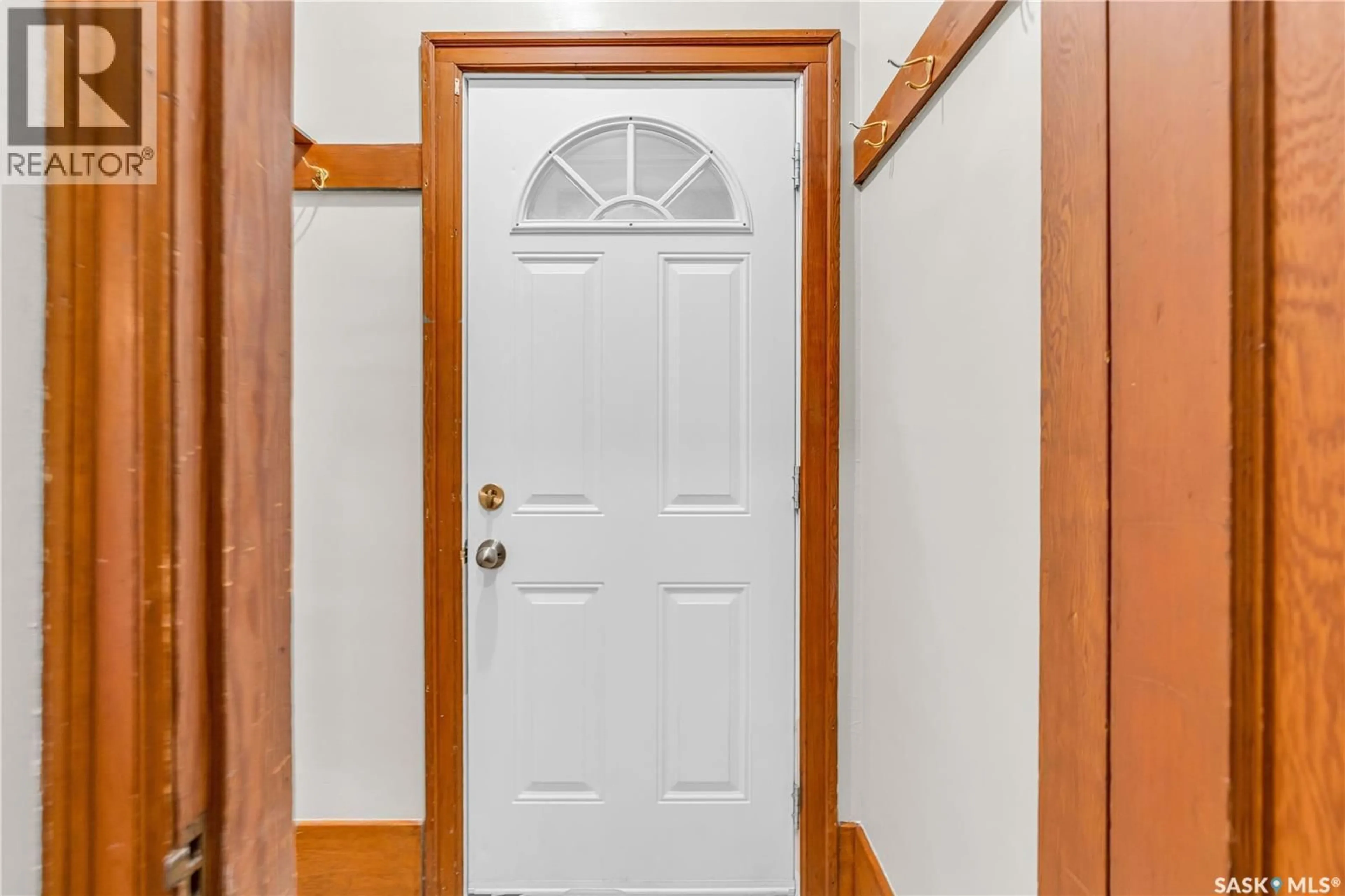 Indoor entryway for 709 4TH AVENUE, Saskatoon Saskatchewan S7K2N2