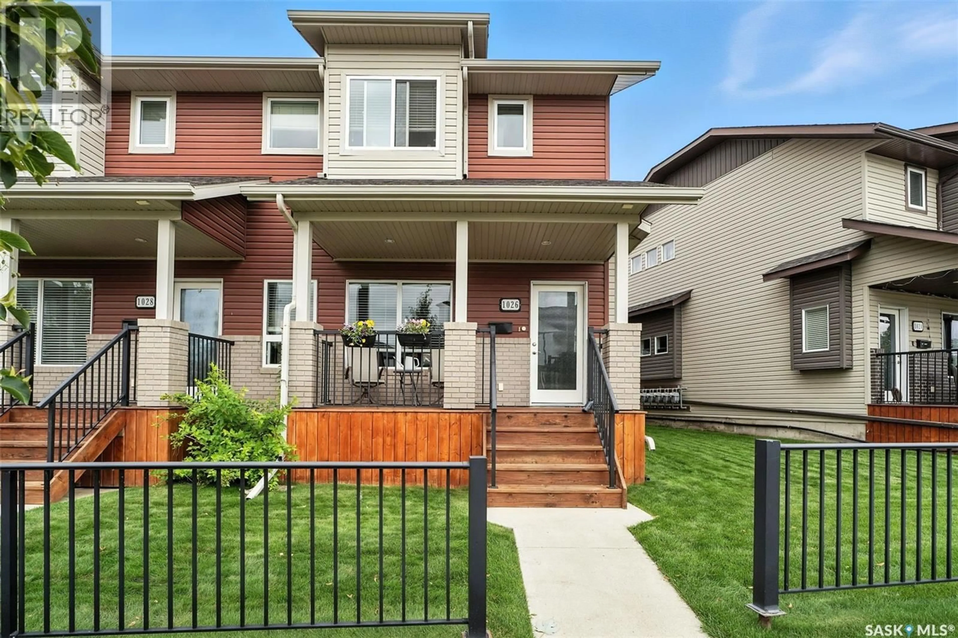 Home with vinyl exterior material, street for 1026 WILLOWGROVE CRESCENT, Saskatoon Saskatchewan S7W0H7