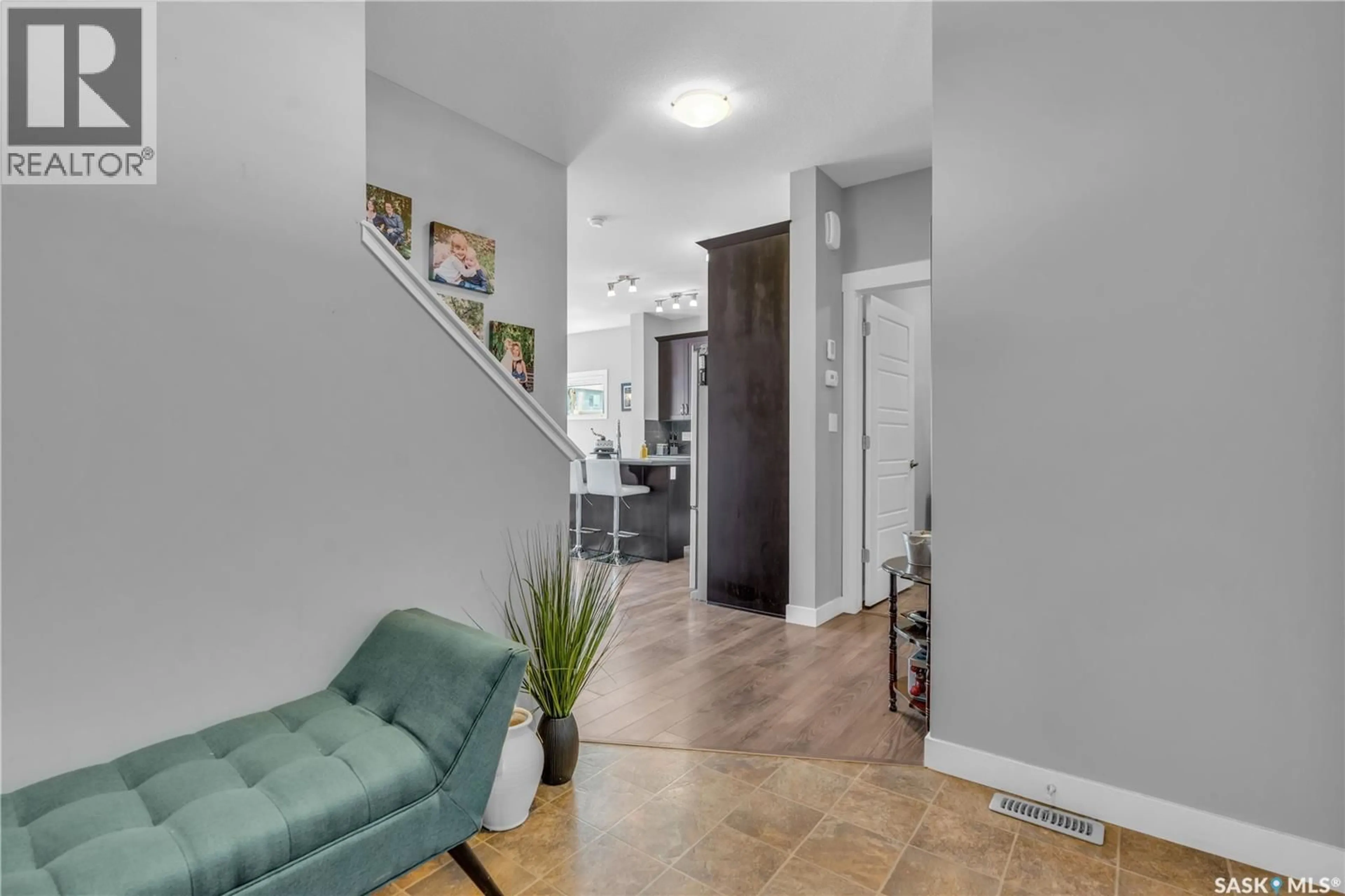Indoor entryway for 2805 ELGAARD DRIVE, Regina Saskatchewan S4X0M5