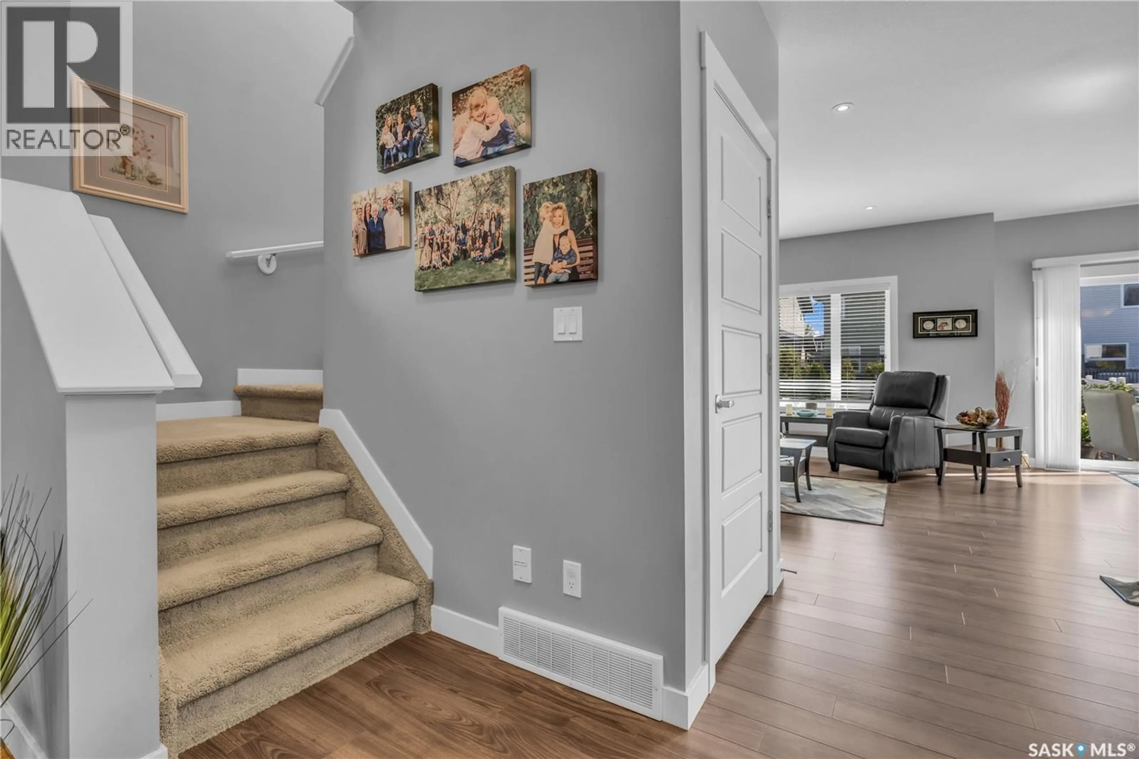 Indoor entryway for 2805 ELGAARD DRIVE, Regina Saskatchewan S4X0M5