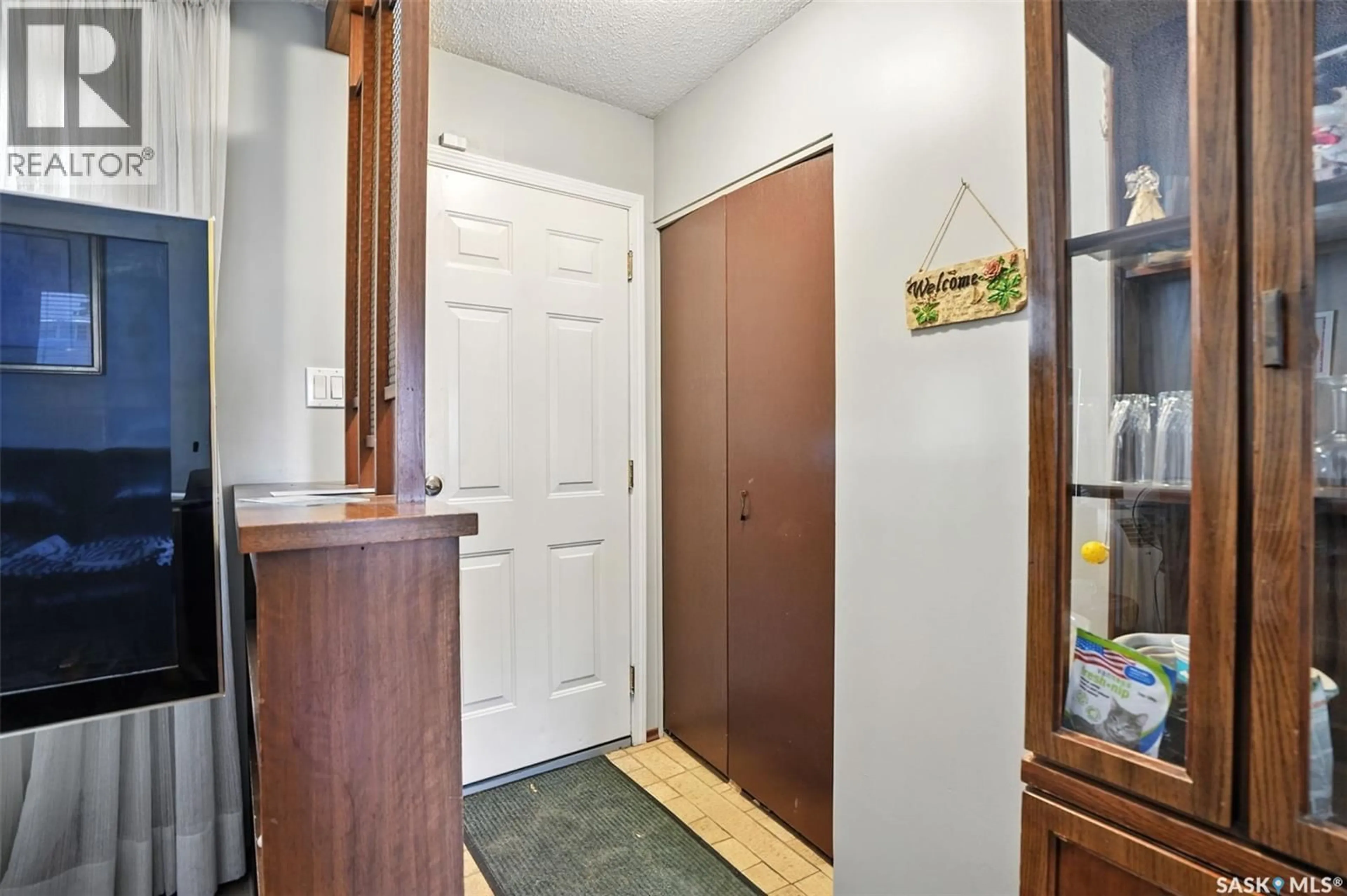 Indoor entryway for 97 MAXWELL CRESCENT, Saskatoon Saskatchewan S7L3Y4