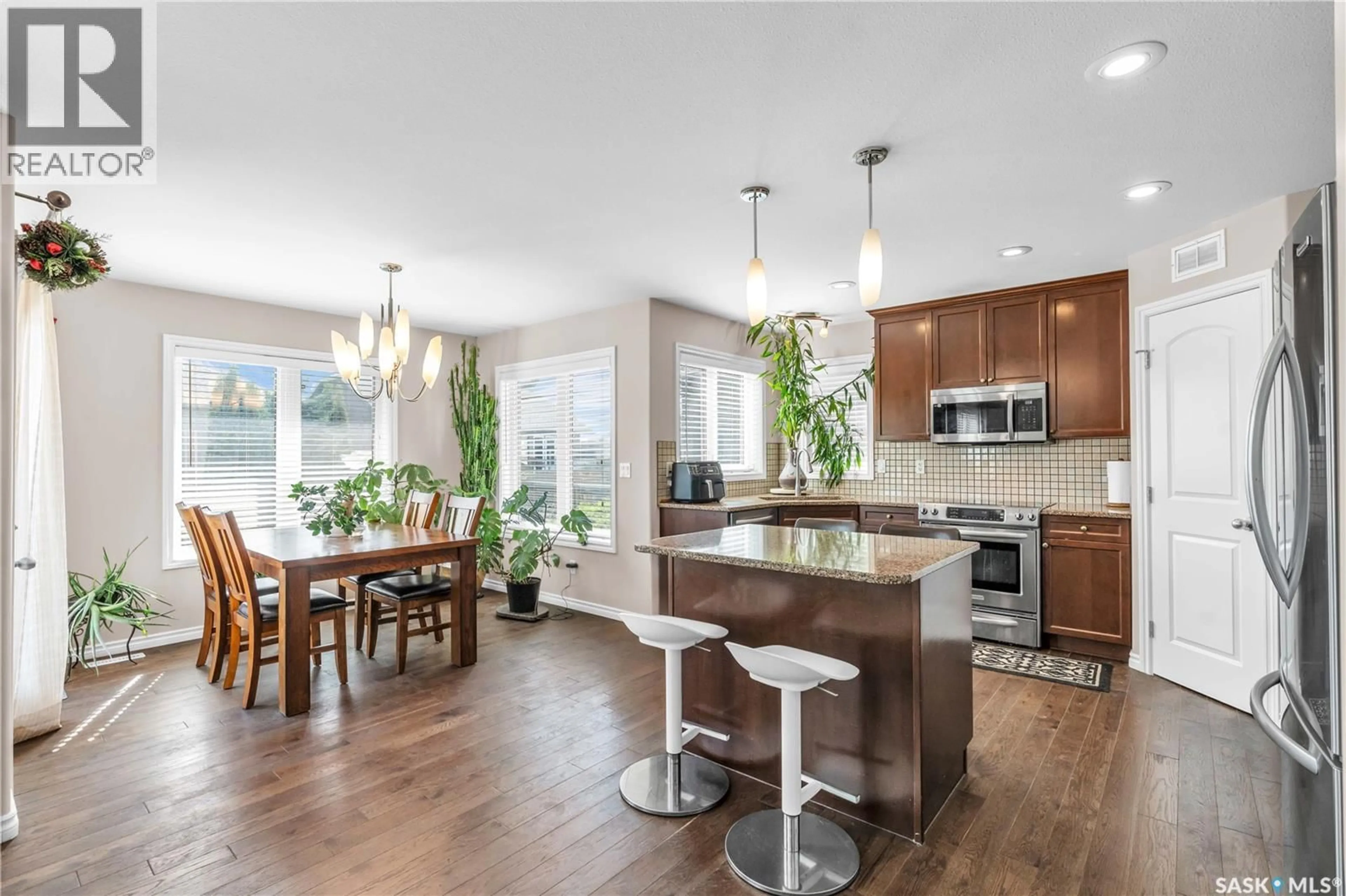 Open concept kitchen, unknown for 206 WHALLEY CRESCENT, Saskatoon Saskatchewan S7T0E6