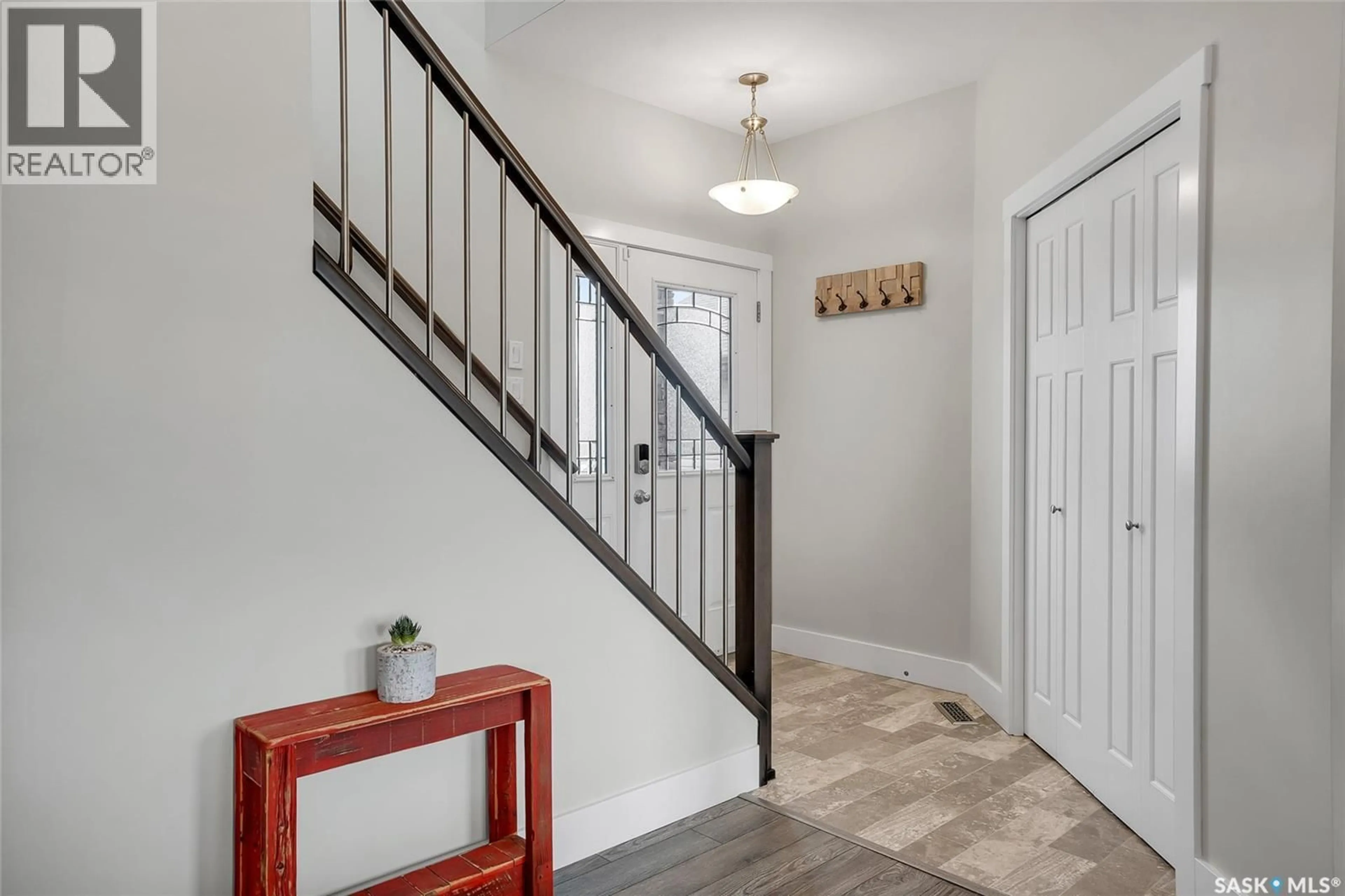Indoor entryway for 303 KOLYNCHUK MANOR, Saskatoon Saskatchewan S7T0W3