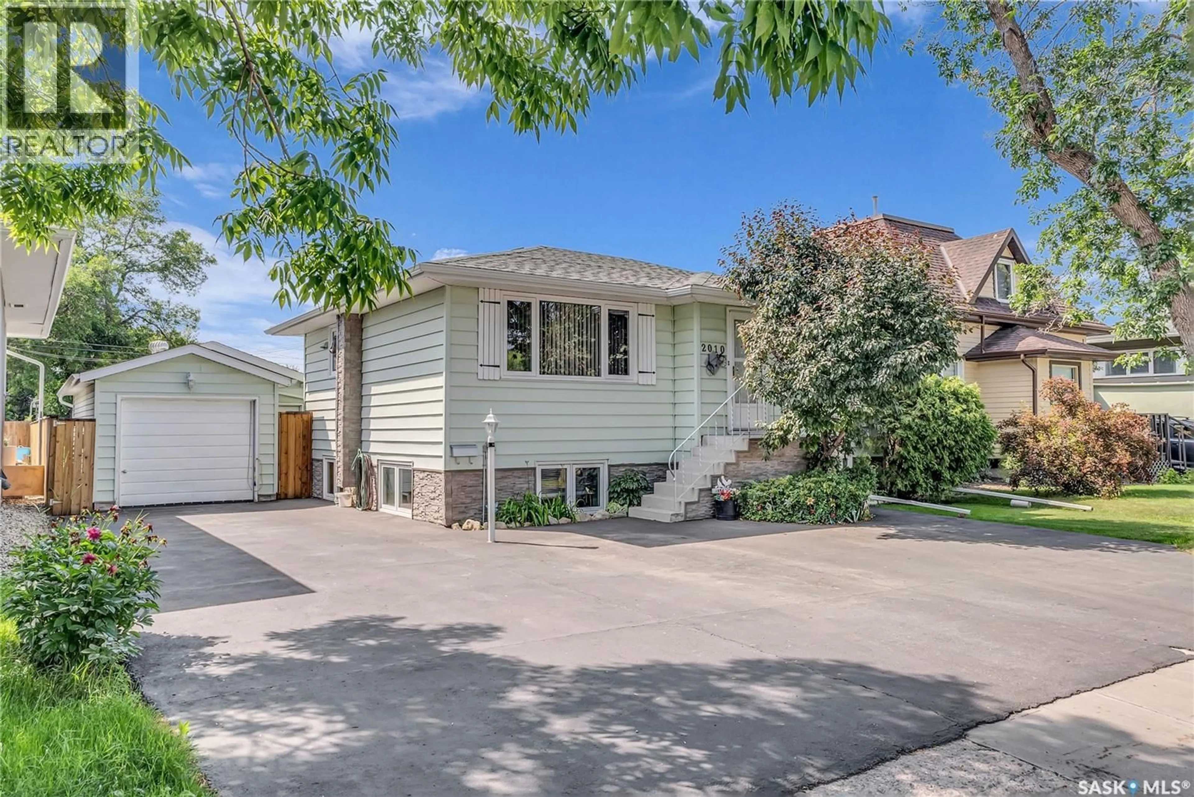Home with vinyl exterior material, street for 2010 DUFFERIN AVENUE, Saskatoon Saskatchewan S7J1B9