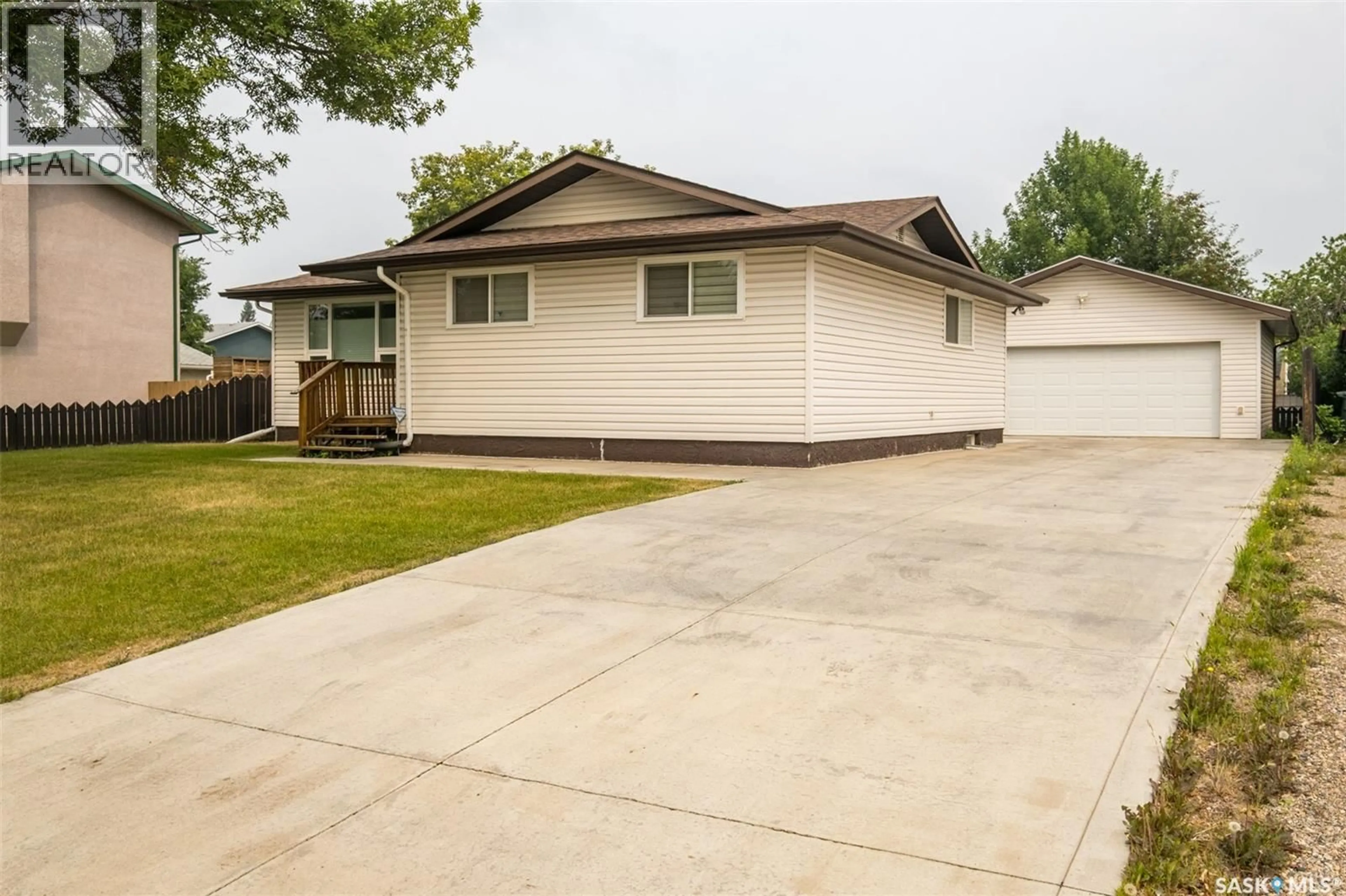 Home with vinyl exterior material, street for 546 32ND STREET, Prince Albert Saskatchewan S6V5W5