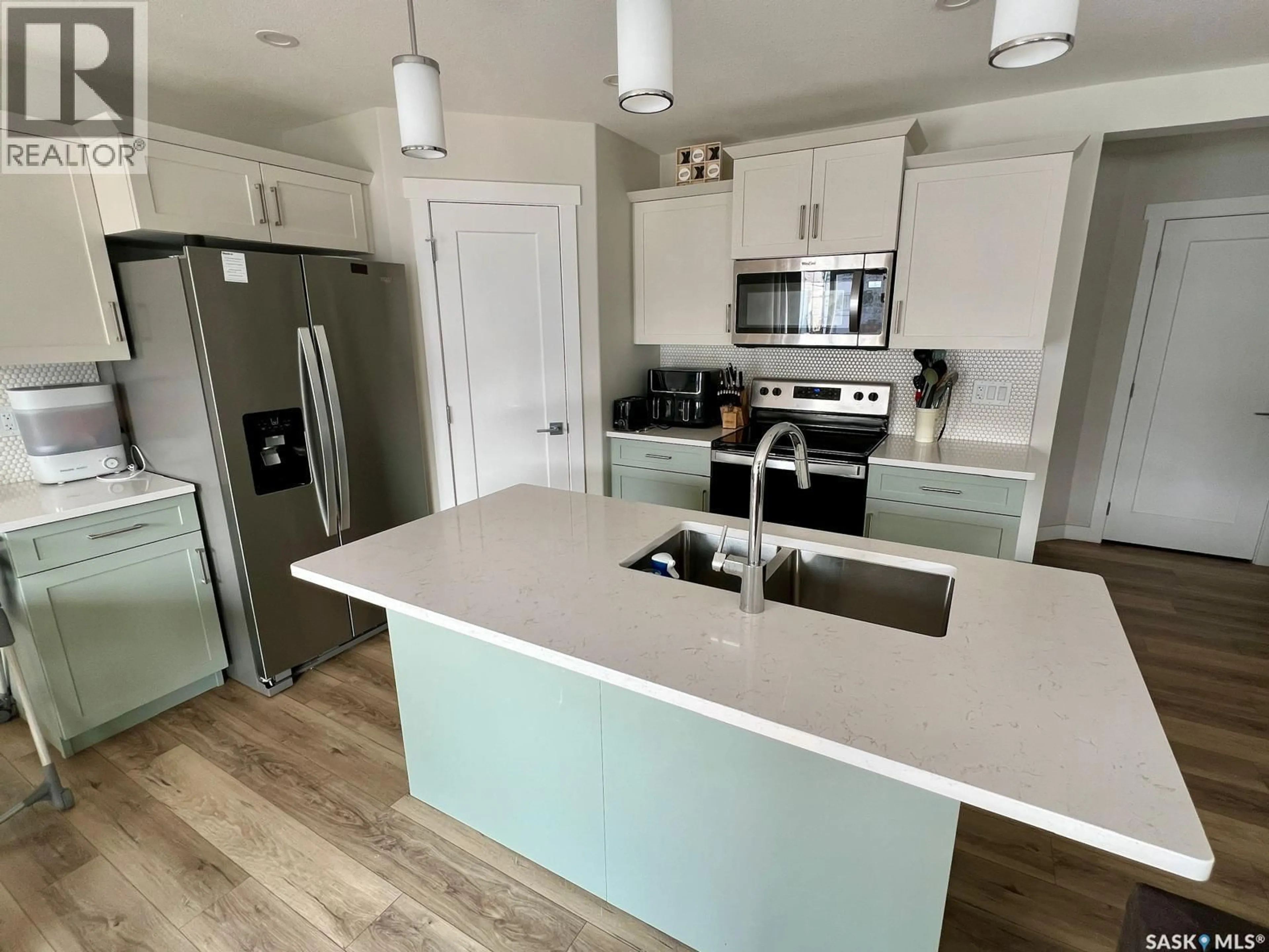 Open concept kitchen, unknown for 4629 MUTRIE CRESCENT, Regina Saskatchewan S4V3Y3