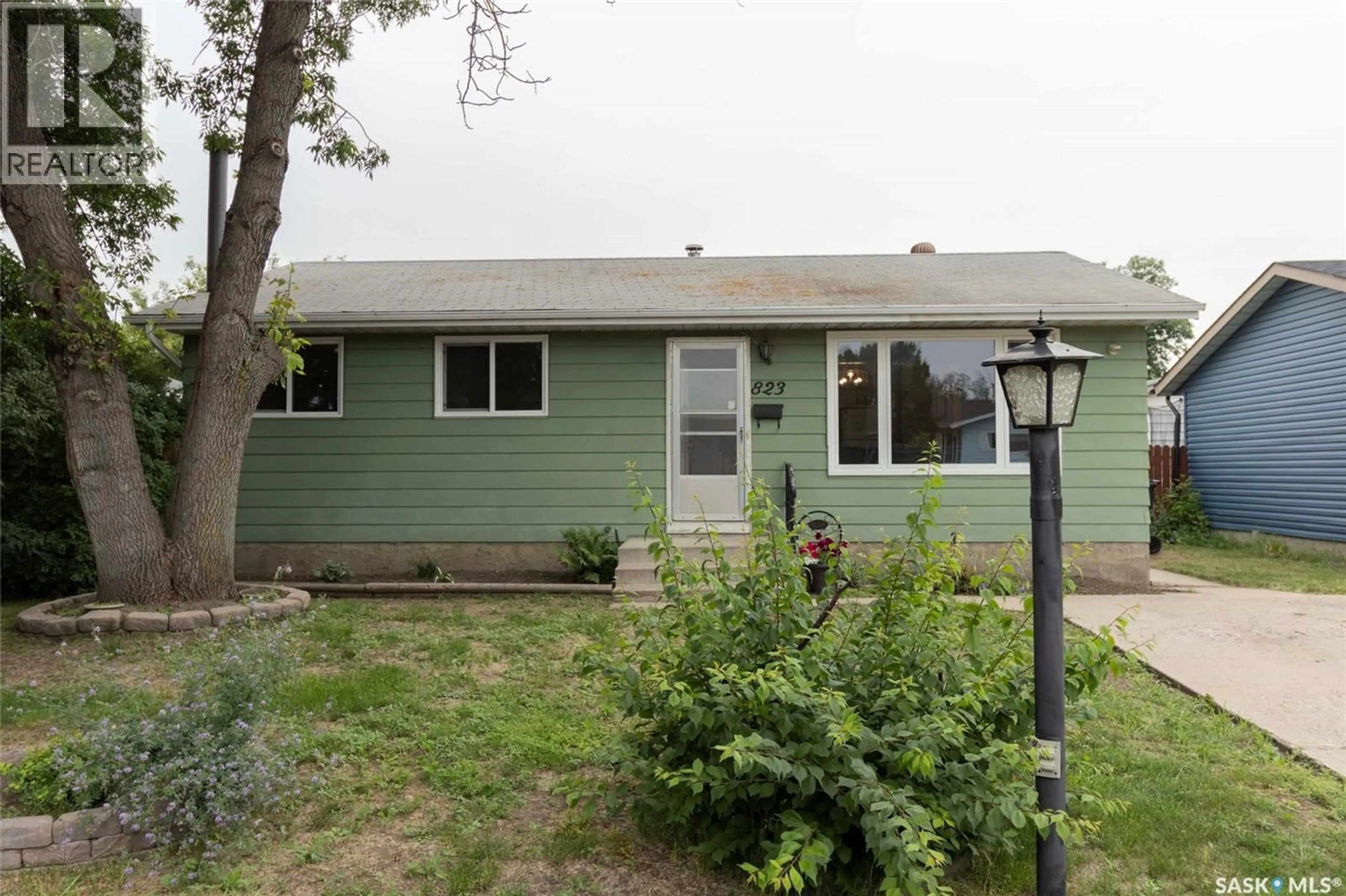 Home with vinyl exterior material, street for 823 STEEVES AVENUE, Saskatoon Saskatchewan S7L5N2