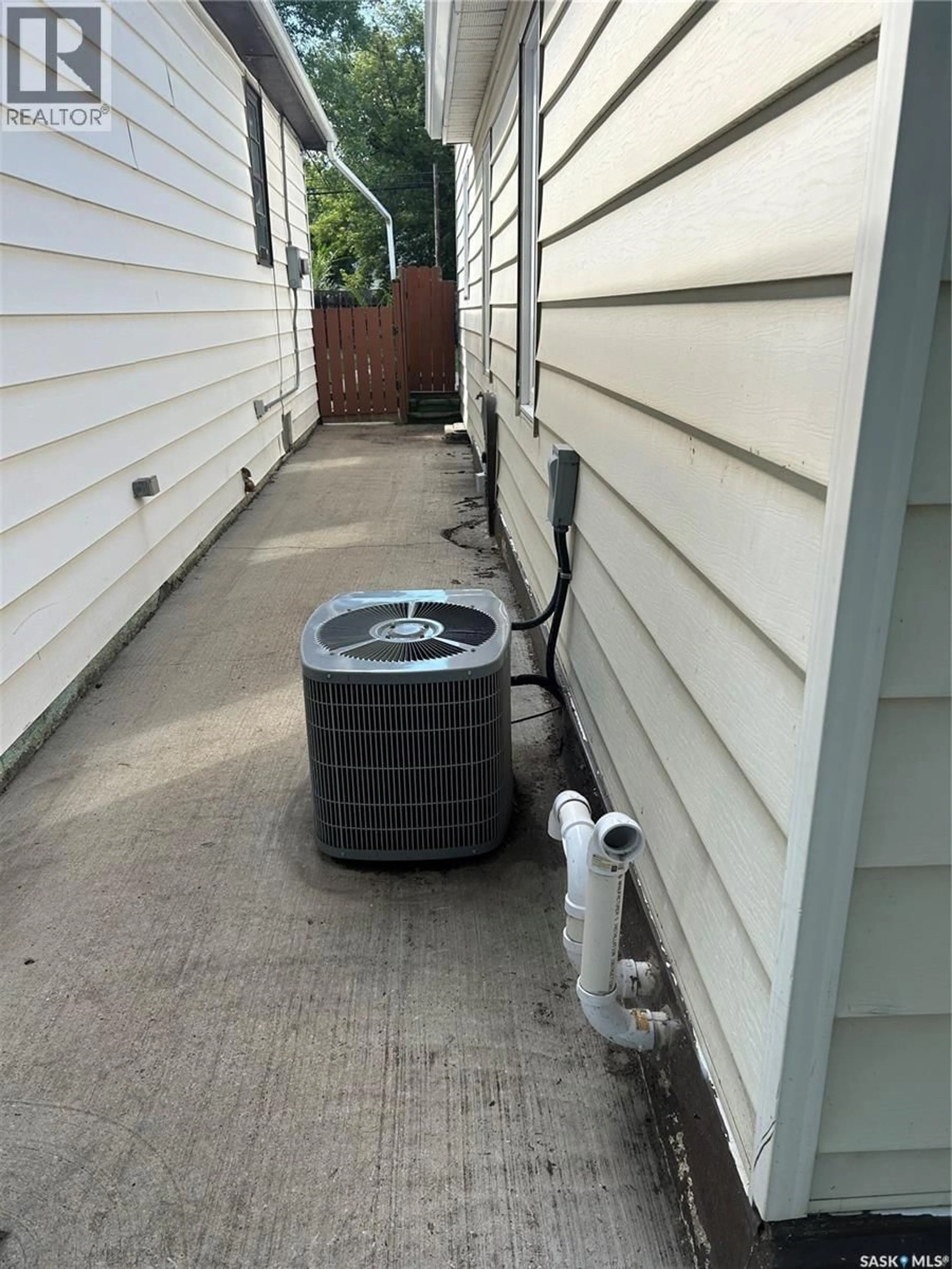 Patio, street for 819 I AVENUE, Saskatoon Saskatchewan S7M1Z2