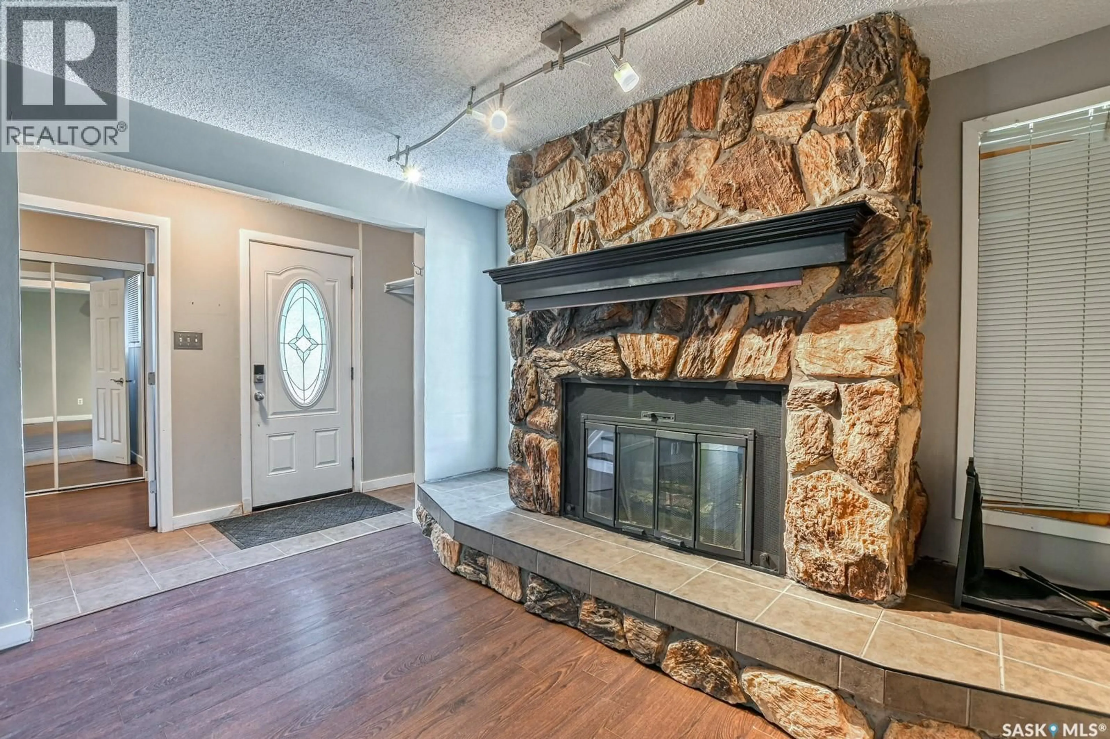 Indoor entryway for 845 8TH AVENUE, Moose Jaw Saskatchewan S6H4G5