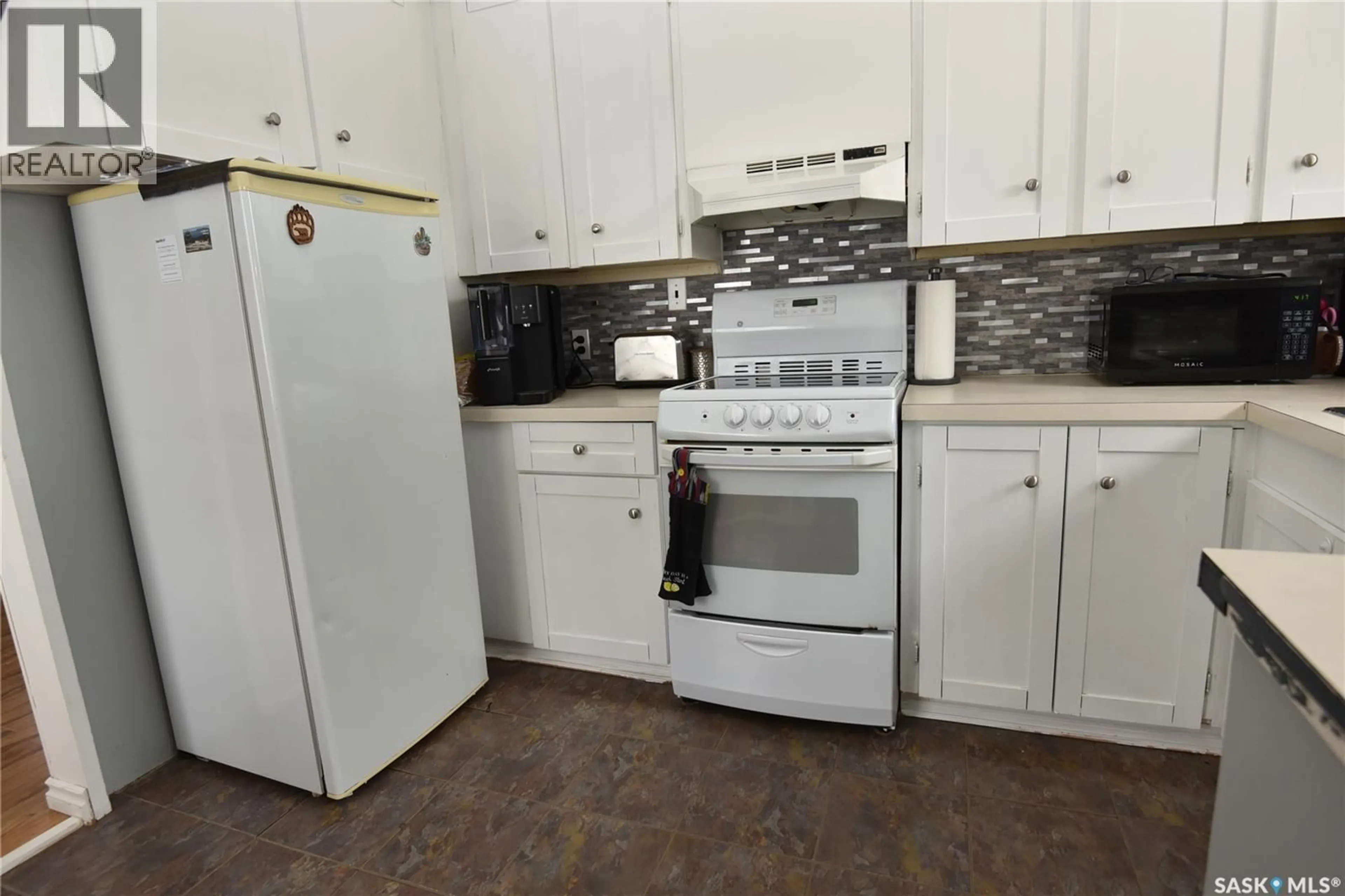 Standard kitchen, unknown for 415 8TH AVENUE, Nipawin Saskatchewan S0E1E0