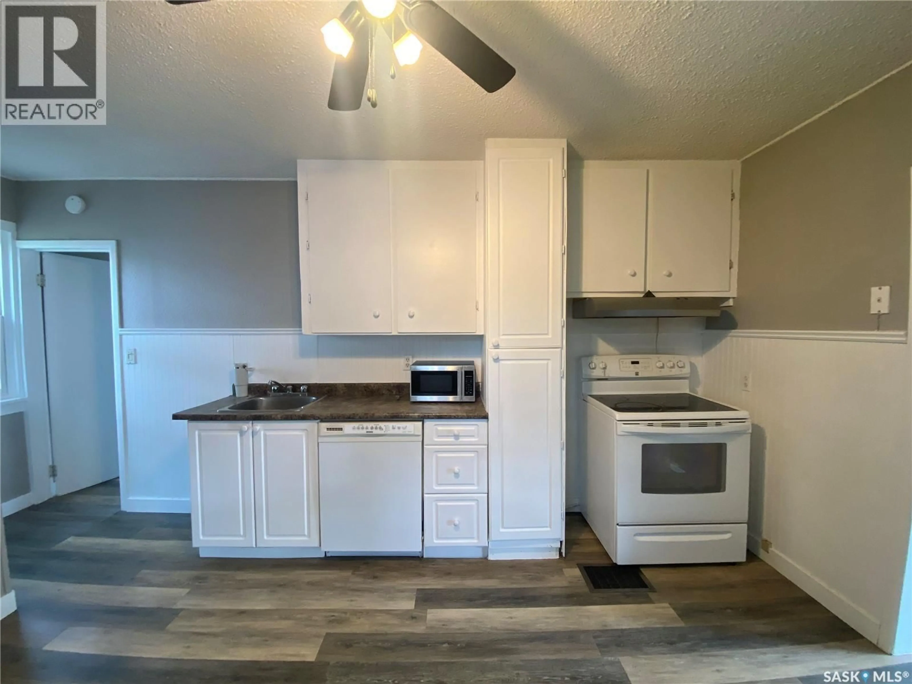 Standard kitchen, unknown for 50 6TH AVENUE, Swift Current Saskatchewan S9H3N6