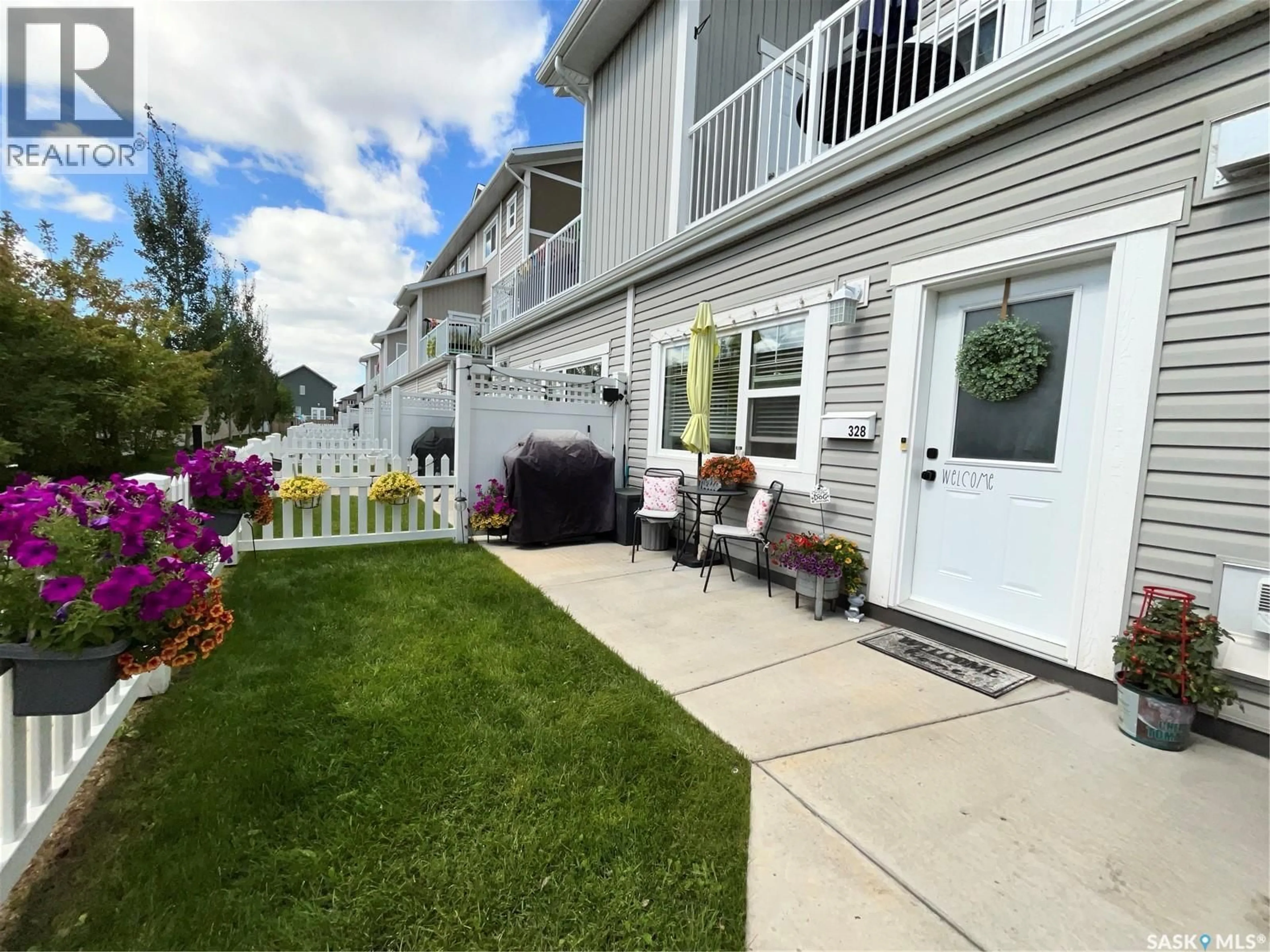 Patio, street for 522 - 328 CORNISH ROAD, Saskatoon Saskatchewan S7T0Z4