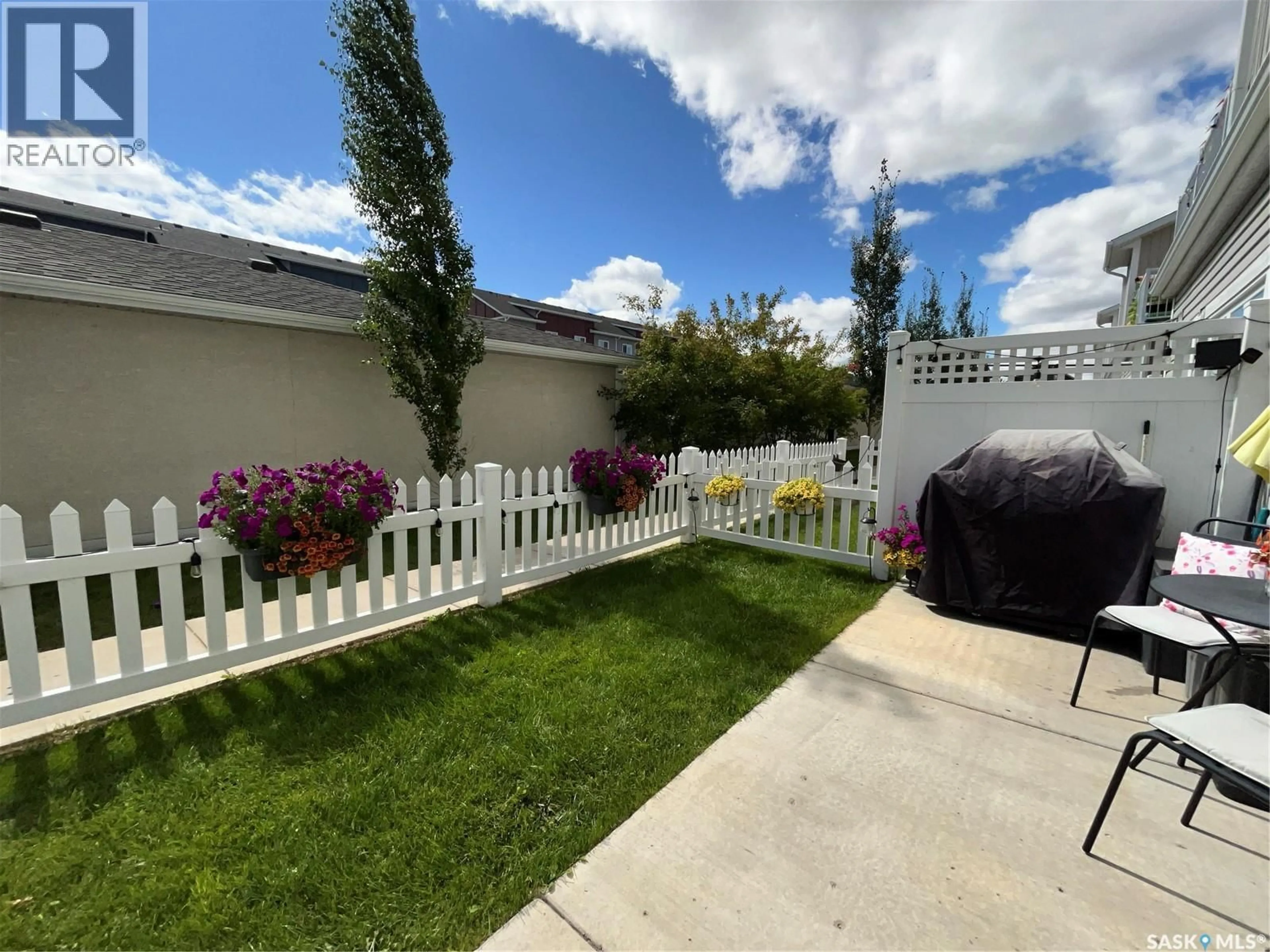 Patio, street for 522 - 328 CORNISH ROAD, Saskatoon Saskatchewan S7T0Z4