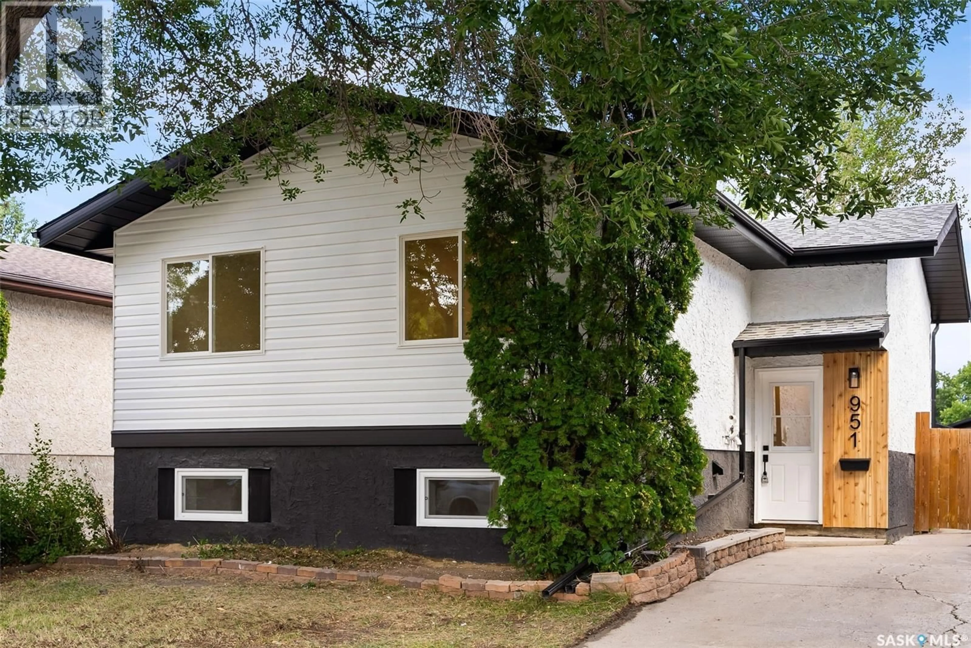 Home with vinyl exterior material, street for 951 HOPKINS CRESCENT, Regina Saskatchewan S4X2N2