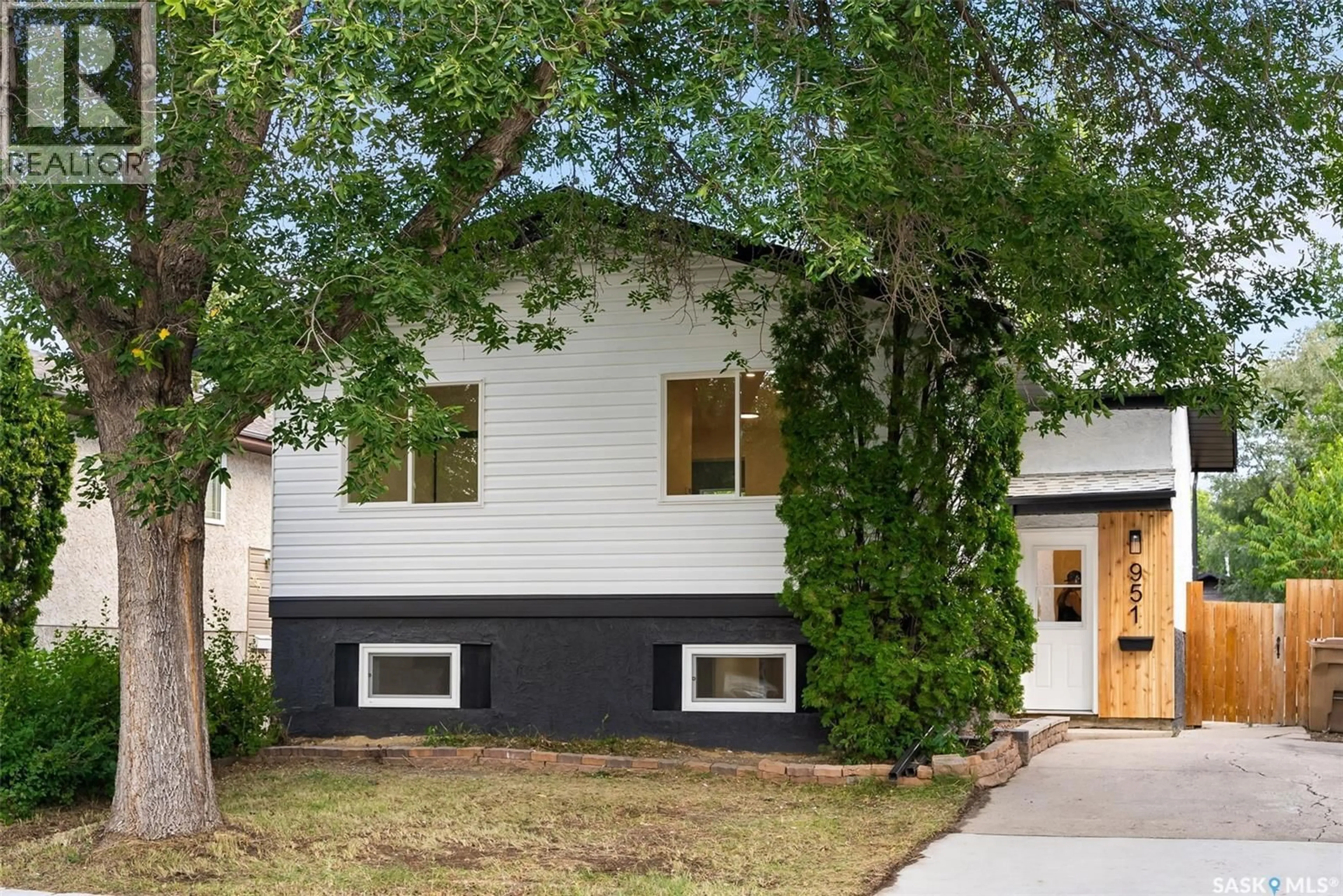 Home with vinyl exterior material, street for 951 HOPKINS CRESCENT, Regina Saskatchewan S4X2N2
