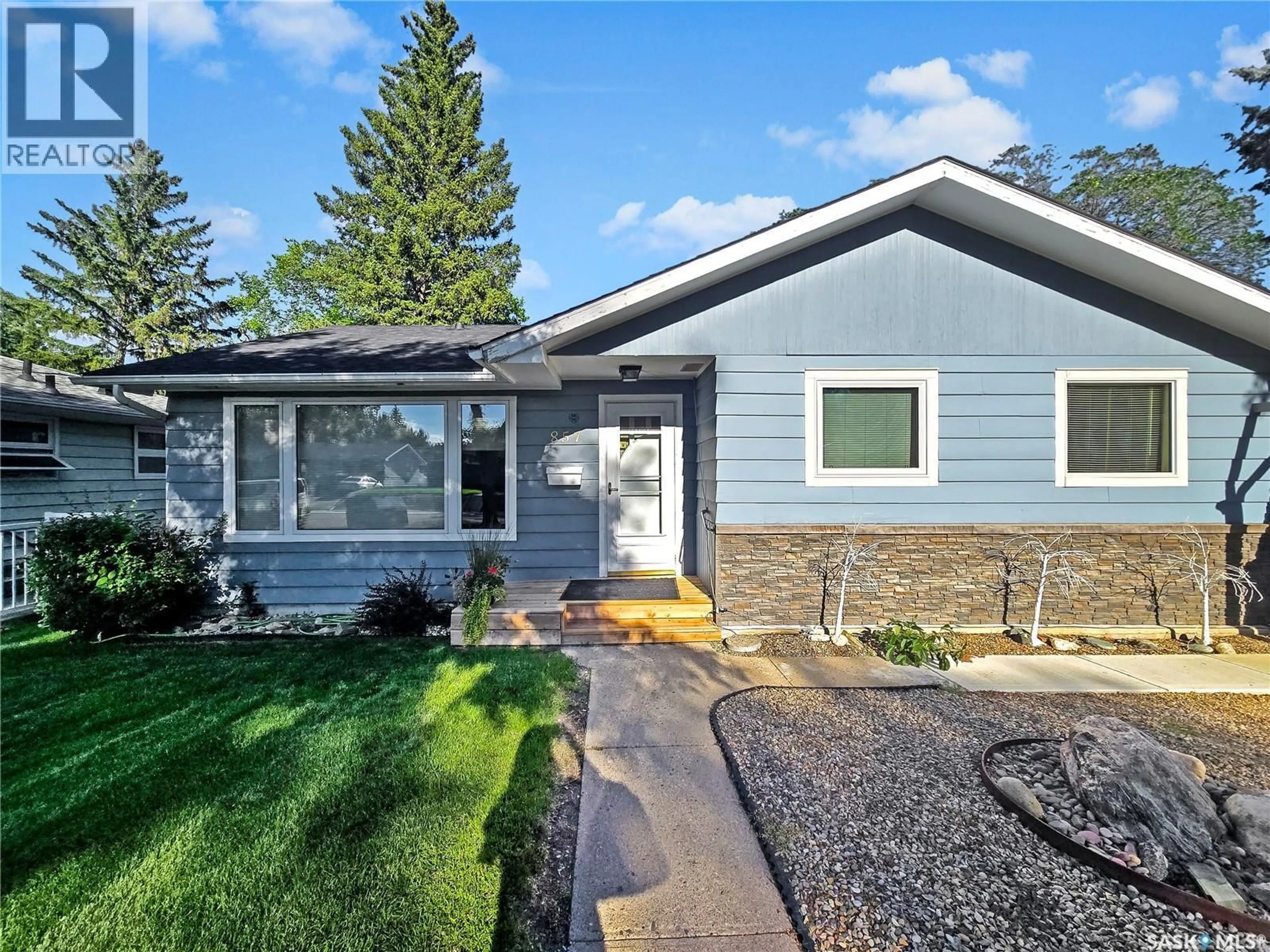 Home with vinyl exterior material, street for 857 10TH AVENUE, Swift Current Saskatchewan S9H2T6