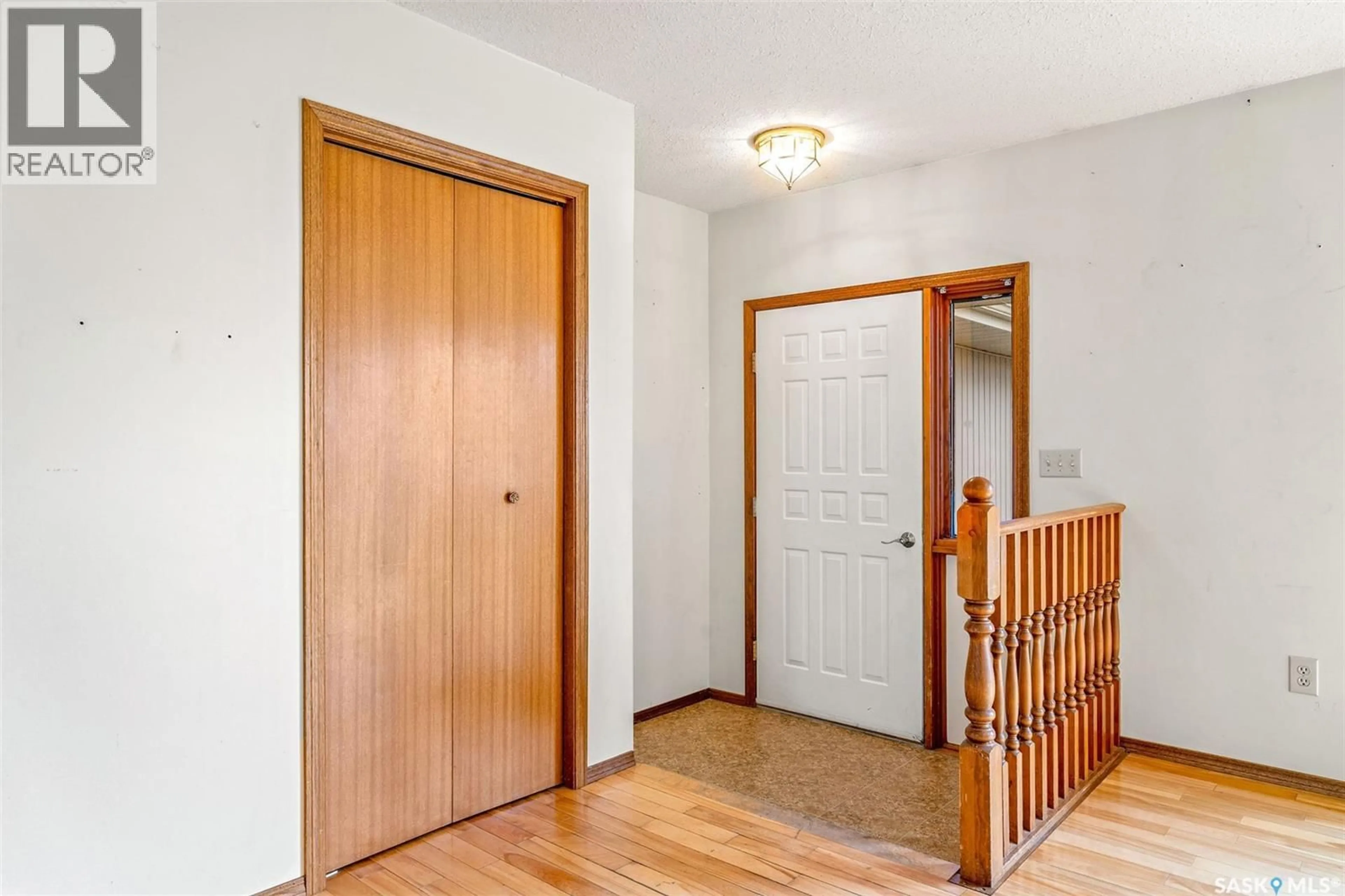 Indoor foyer for 1628 BARTON DRIVE, Prince Albert Saskatchewan S6V7P5
