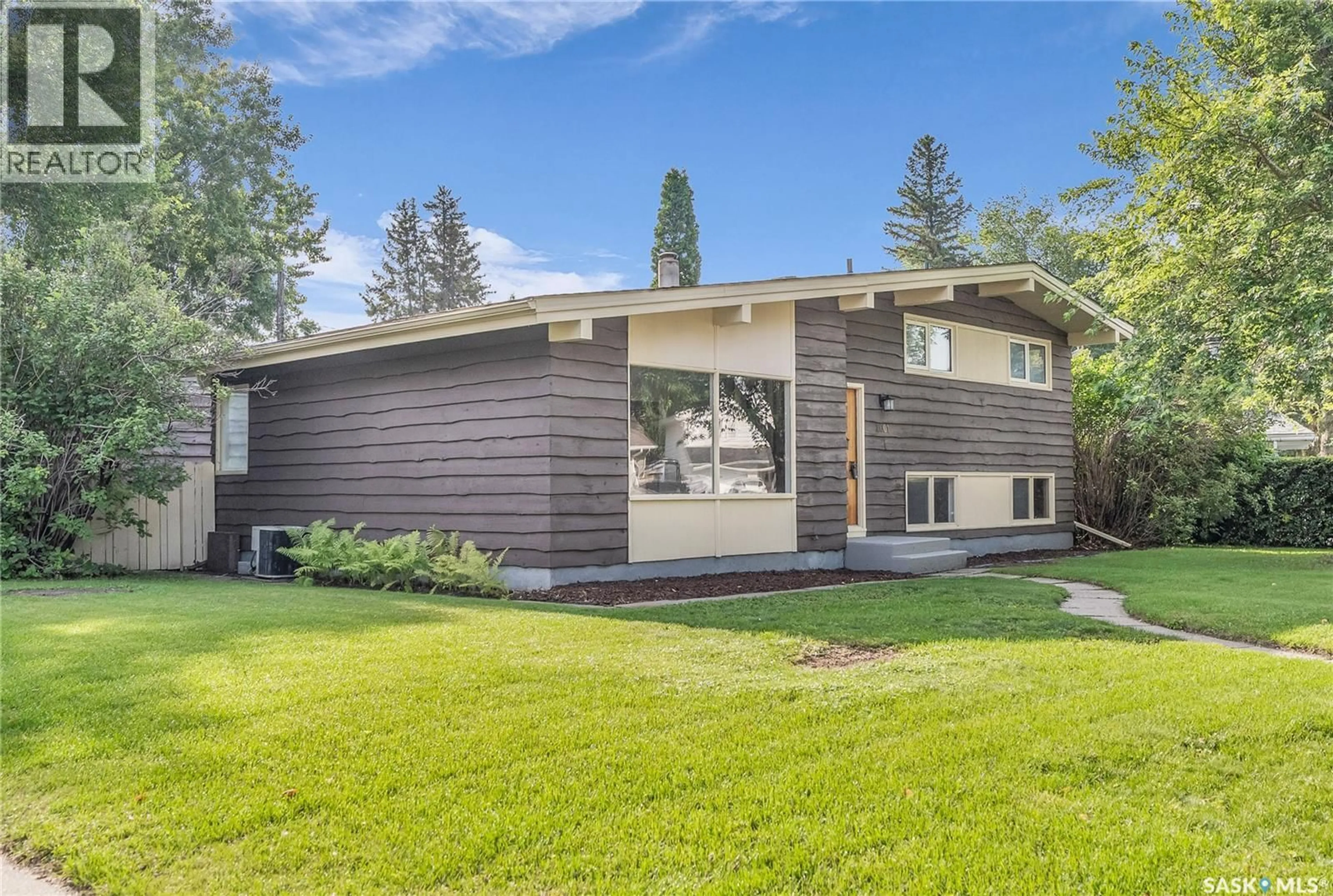 Home with vinyl exterior material, unknown for 2601 IRVINE AVENUE, Saskatoon Saskatchewan S7J2B2
