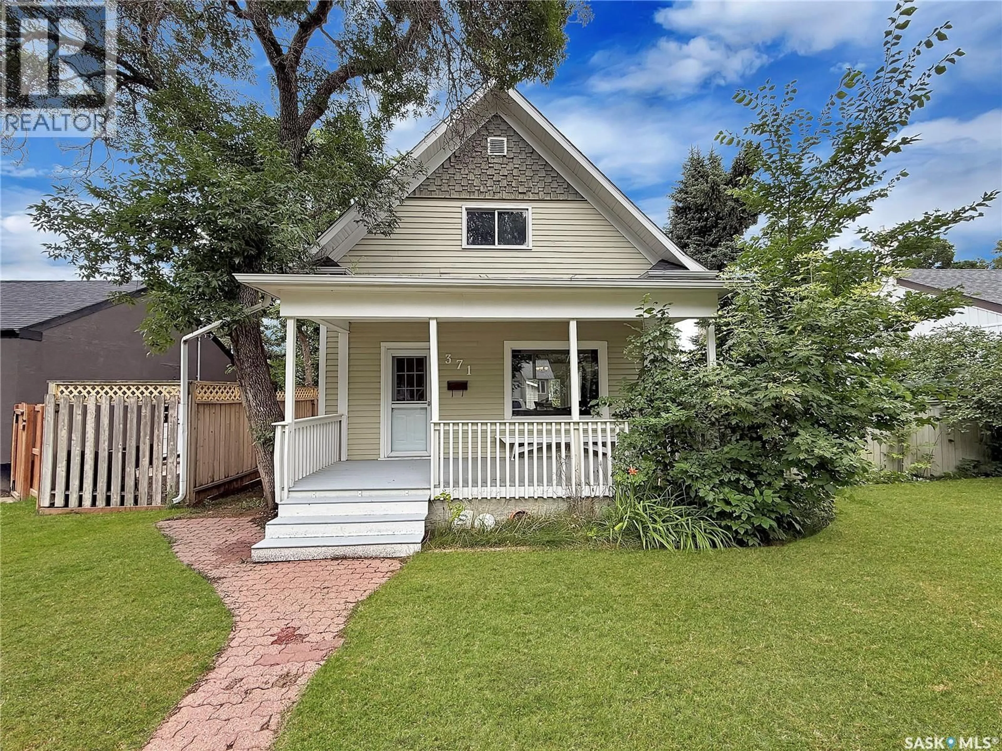 Home with vinyl exterior material, street for 371 6TH AVENUE, Swift Current Saskatchewan S9H0X9