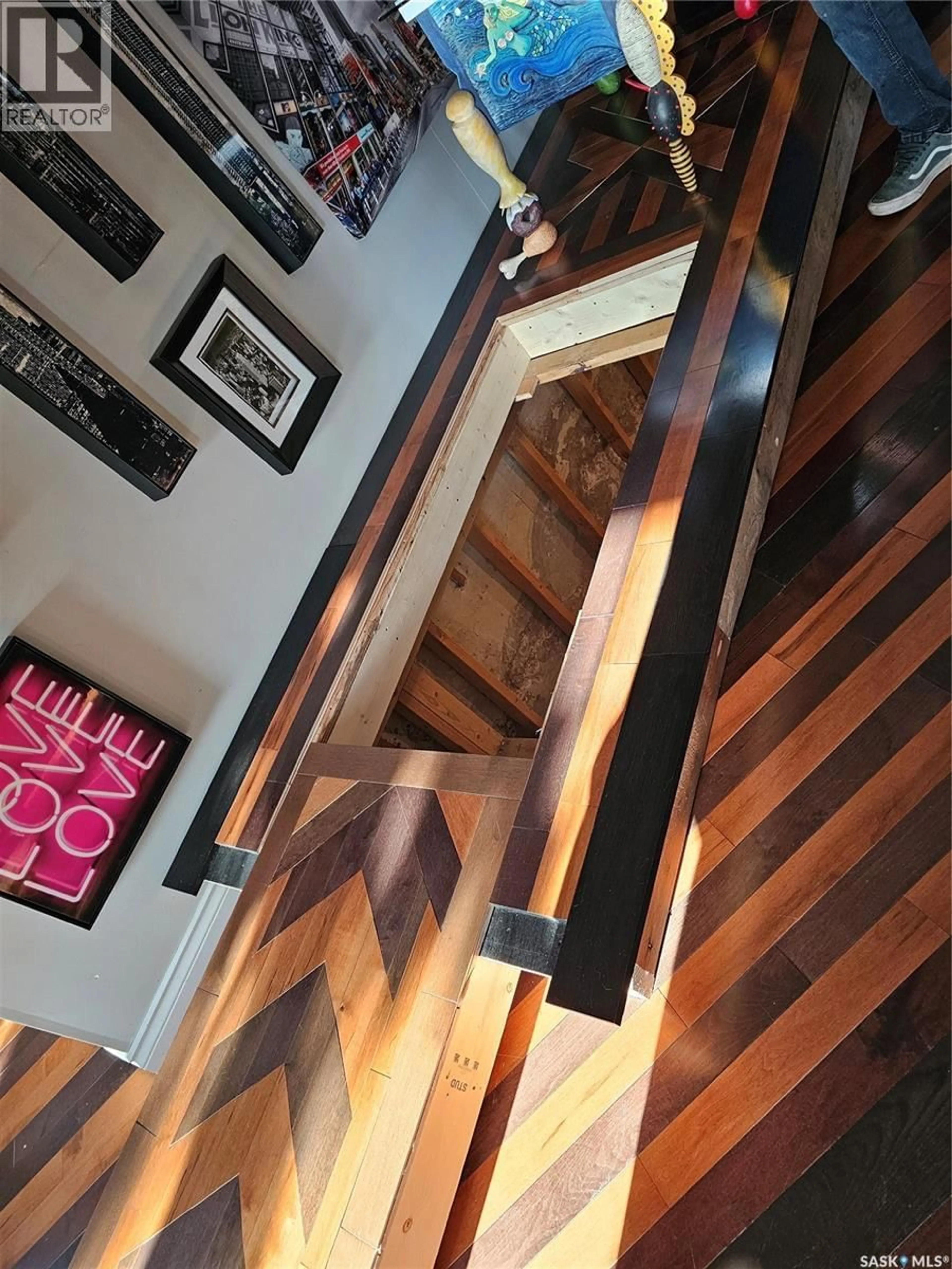 Stairs for 1207 KILBURN AVENUE, Saskatoon Saskatchewan S7M0J6