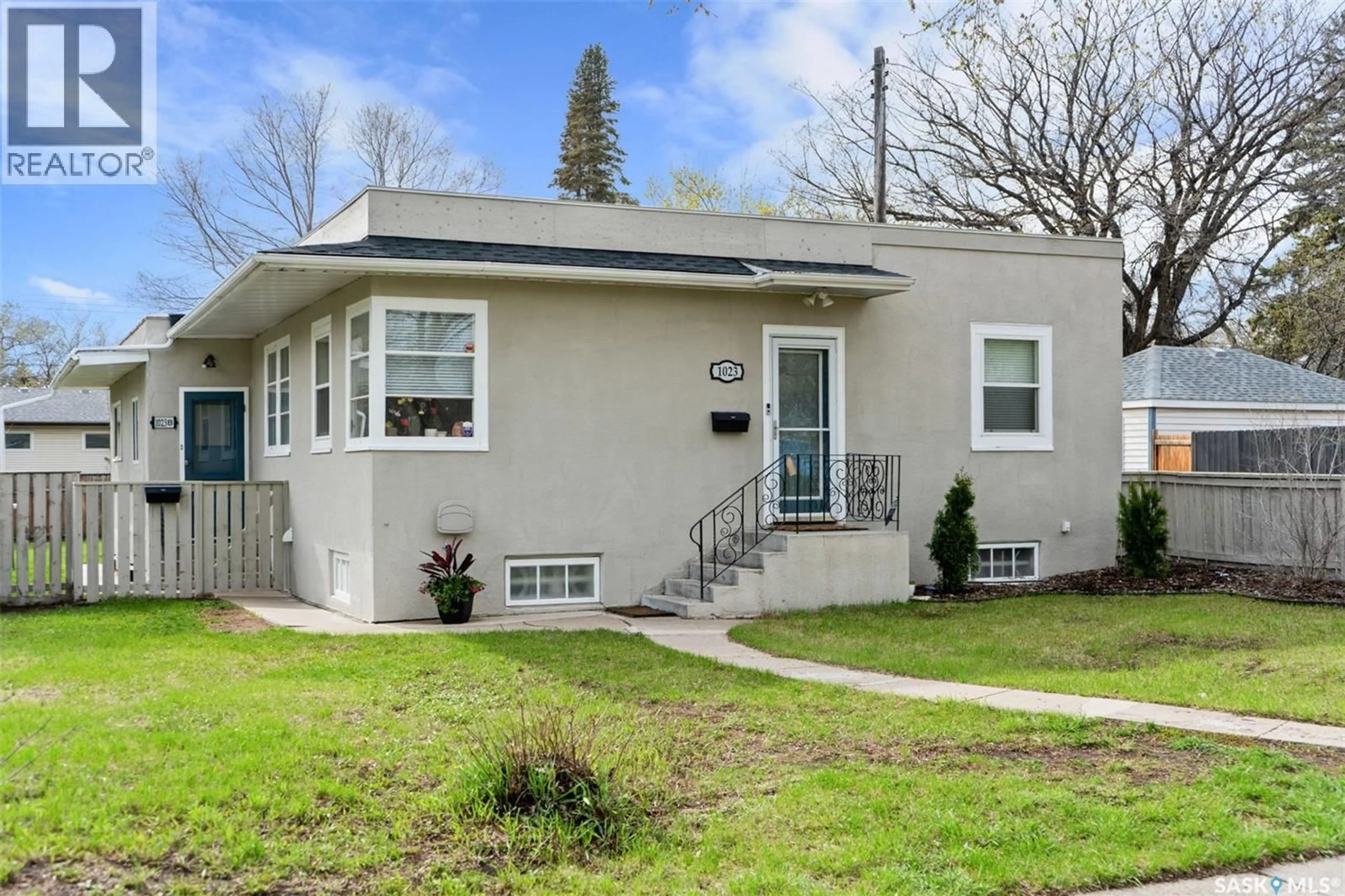Home with vinyl exterior material, street for 1023 G AVENUE, Saskatoon Saskatchewan S7L2A1