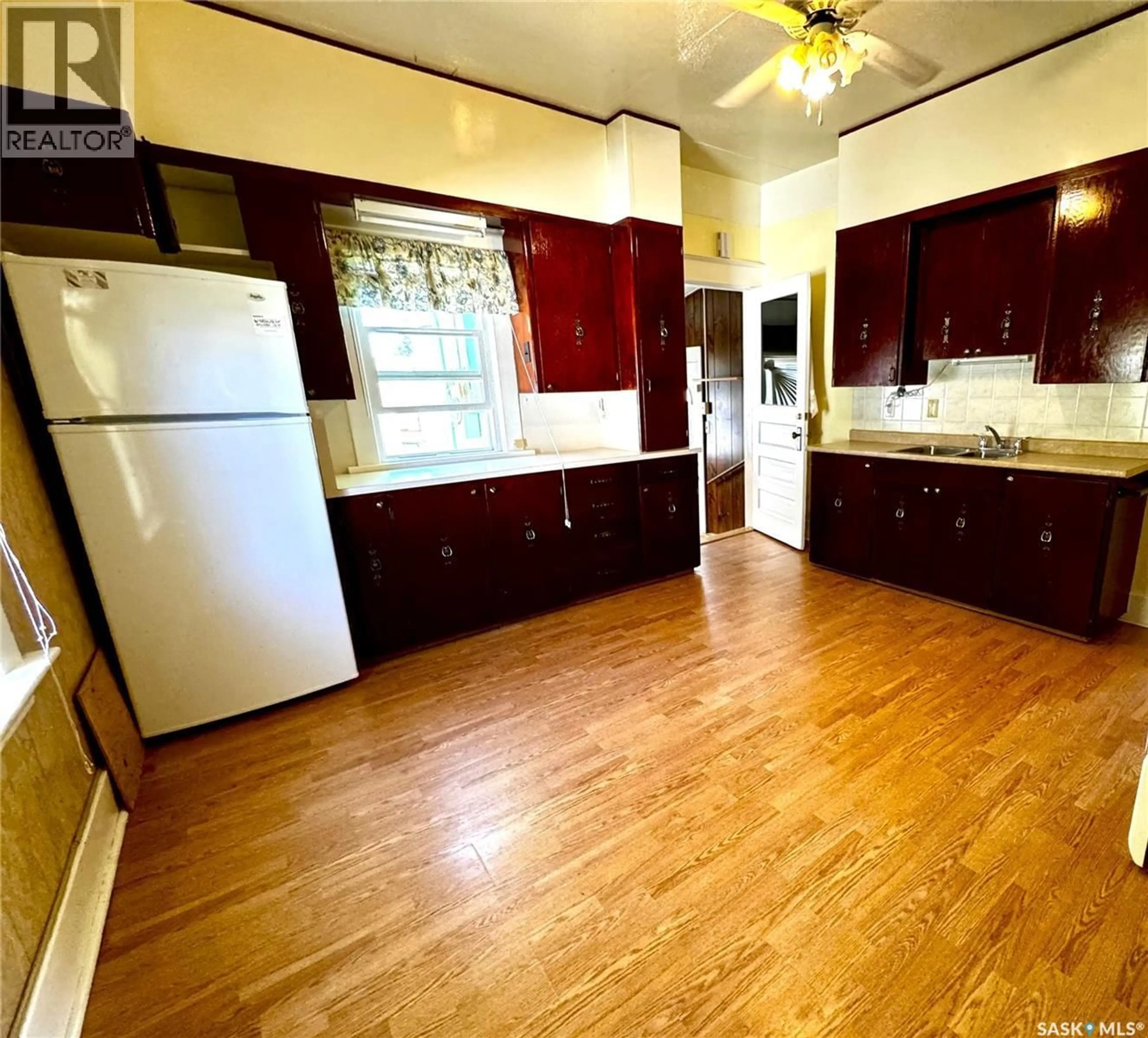 Standard kitchen, unknown for 305 3RD AVENUE, Swift Current Saskatchewan S9H2G8