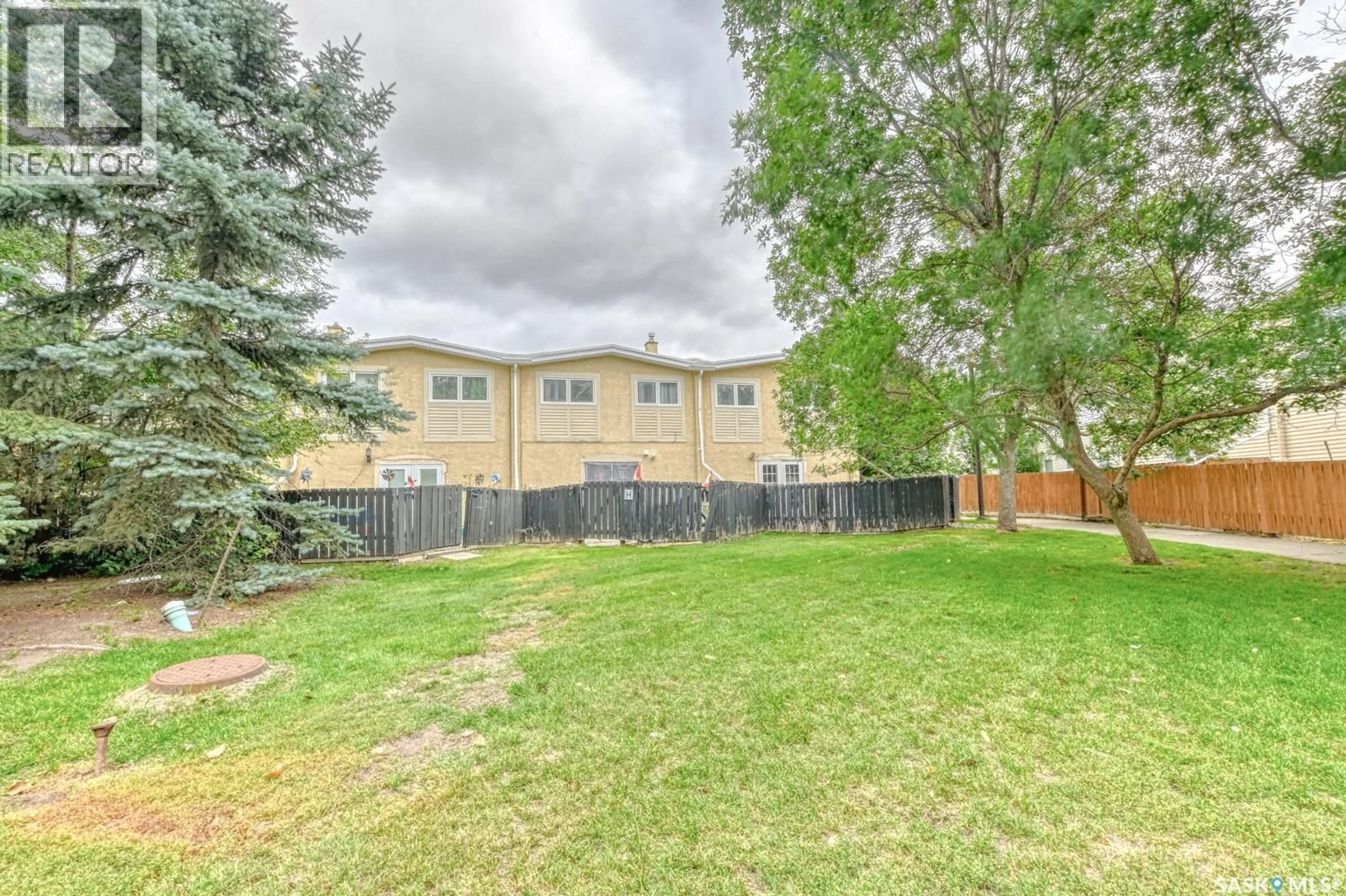 Patio, street for 4220 CASTLE ROAD, Regina Saskatchewan S4S4W1
