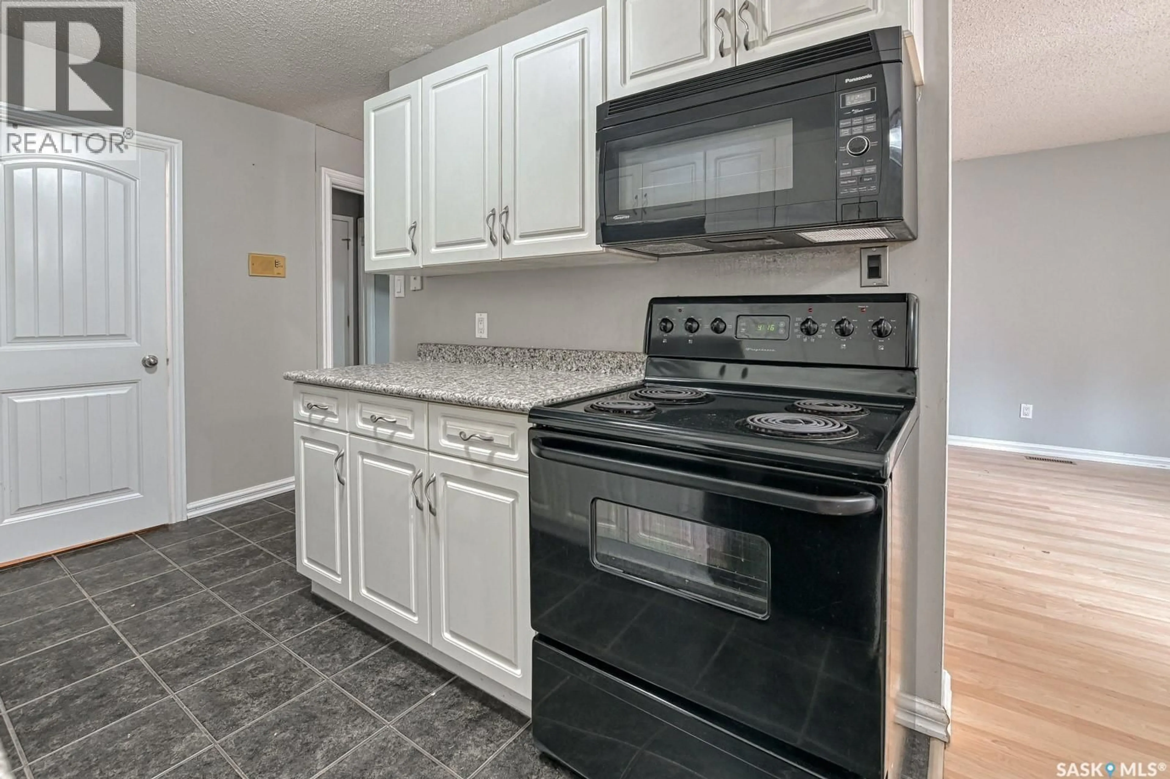 Standard kitchen, unknown for 4220 CASTLE ROAD, Regina Saskatchewan S4S4W1