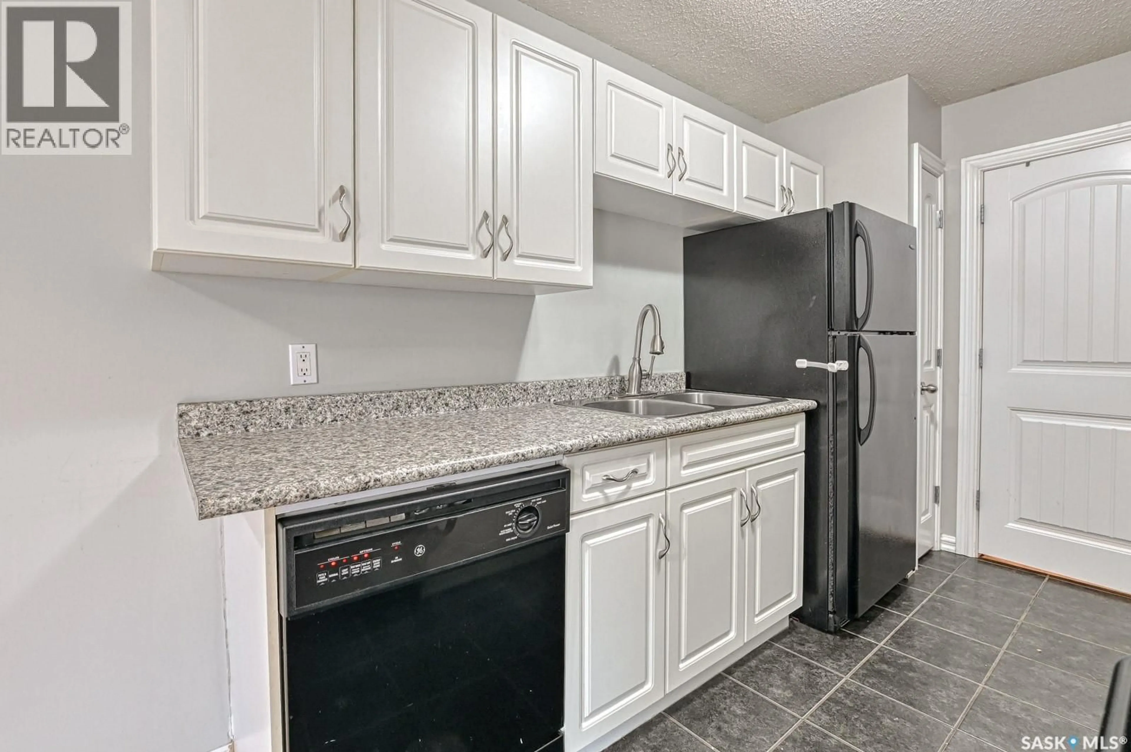 Standard kitchen, unknown for 4220 CASTLE ROAD, Regina Saskatchewan S4S4W1