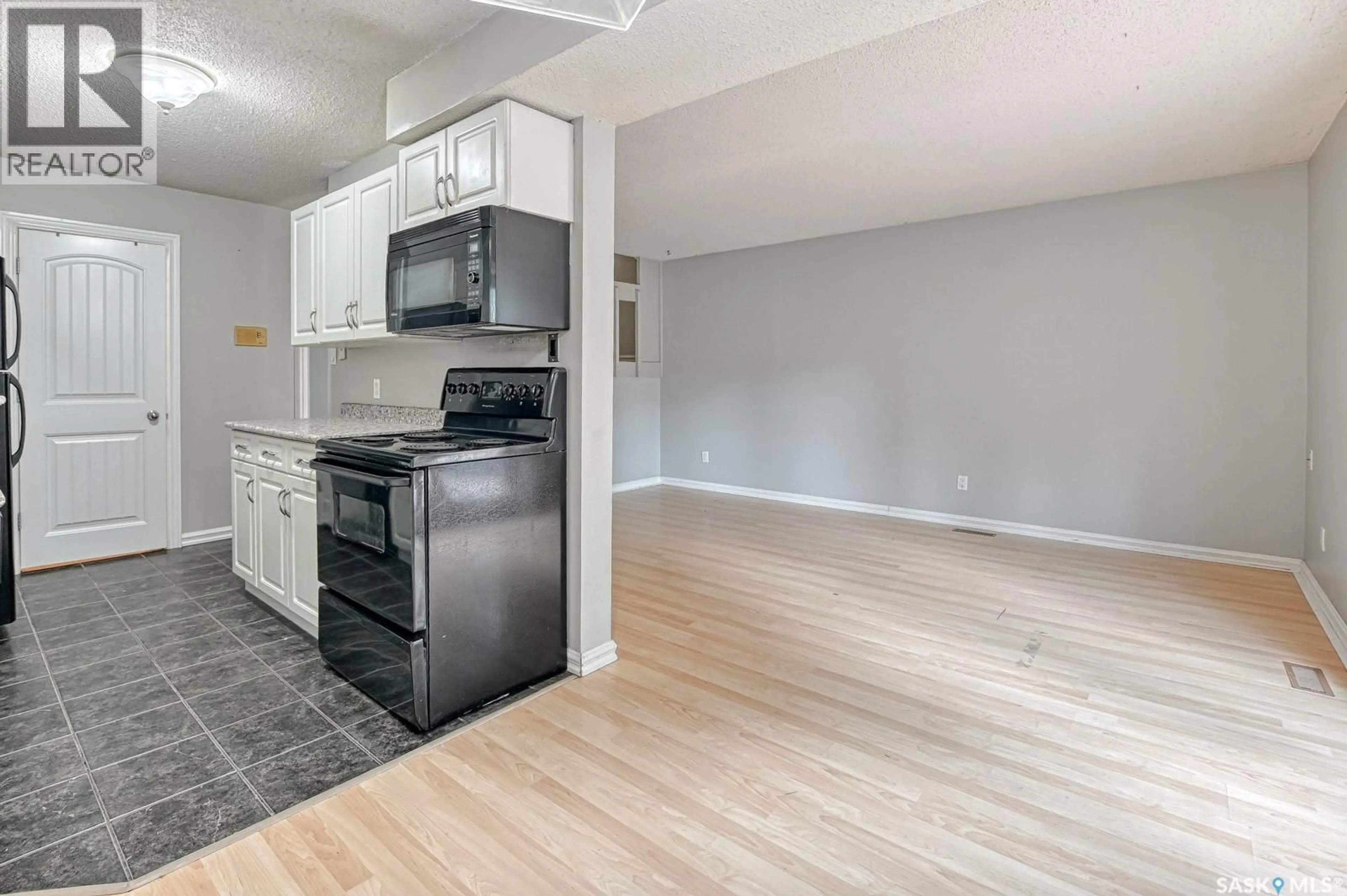 Standard kitchen, unknown for 4220 CASTLE ROAD, Regina Saskatchewan S4S4W1