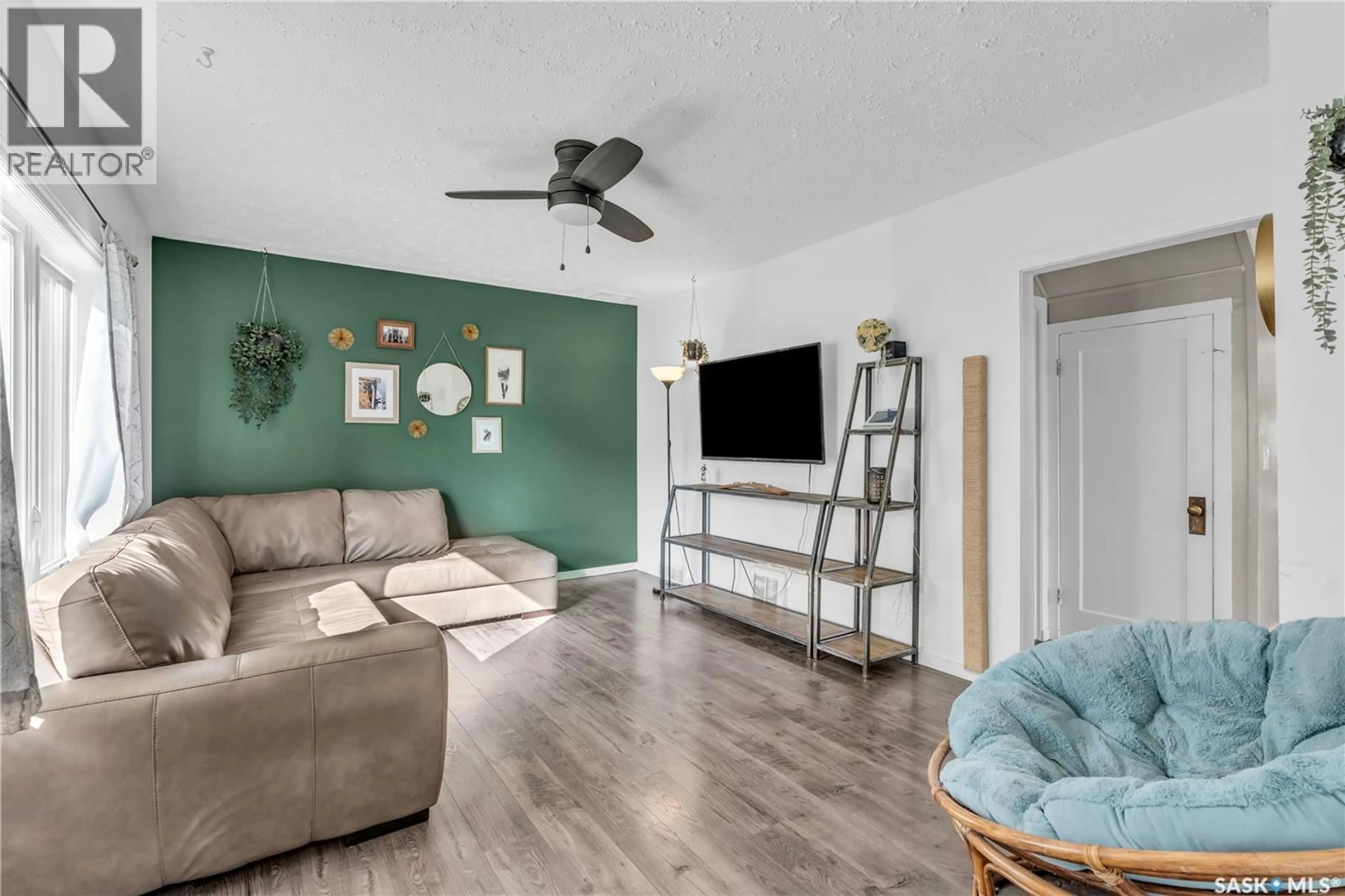 Living room with furniture, wood/laminate floor for 6 GREY PLACE, Saskatoon Saskatchewan S7L1C6