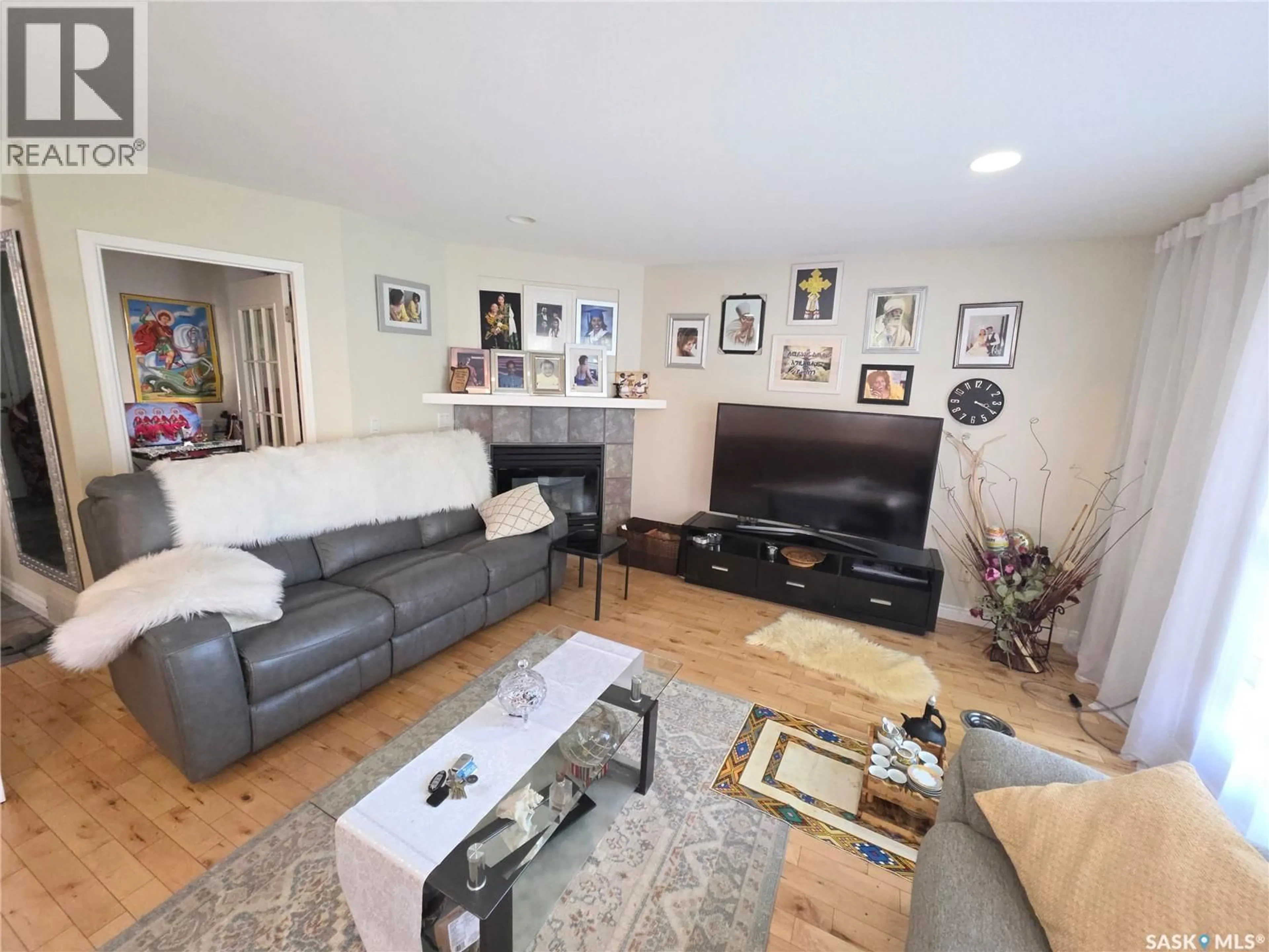 Living room with furniture, unknown for 306 BLACKTHORN CRESCENT, Saskatoon Saskatchewan S7V1B1