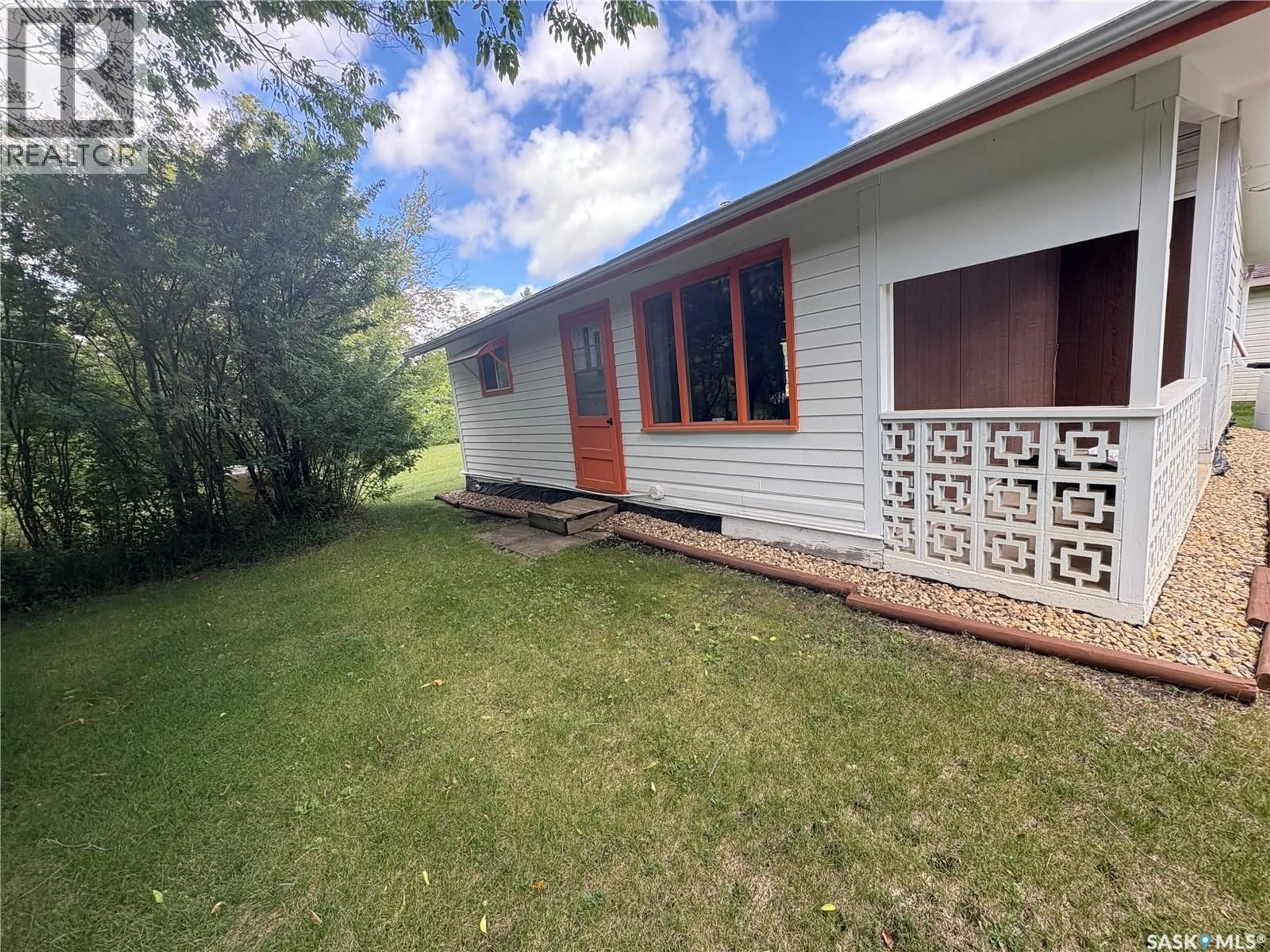 A pic from outside/outdoor area/front of a property/back of a property/a pic from drone, unknown for 403 KATZ STREET, Pelly Saskatchewan S0A2Z0