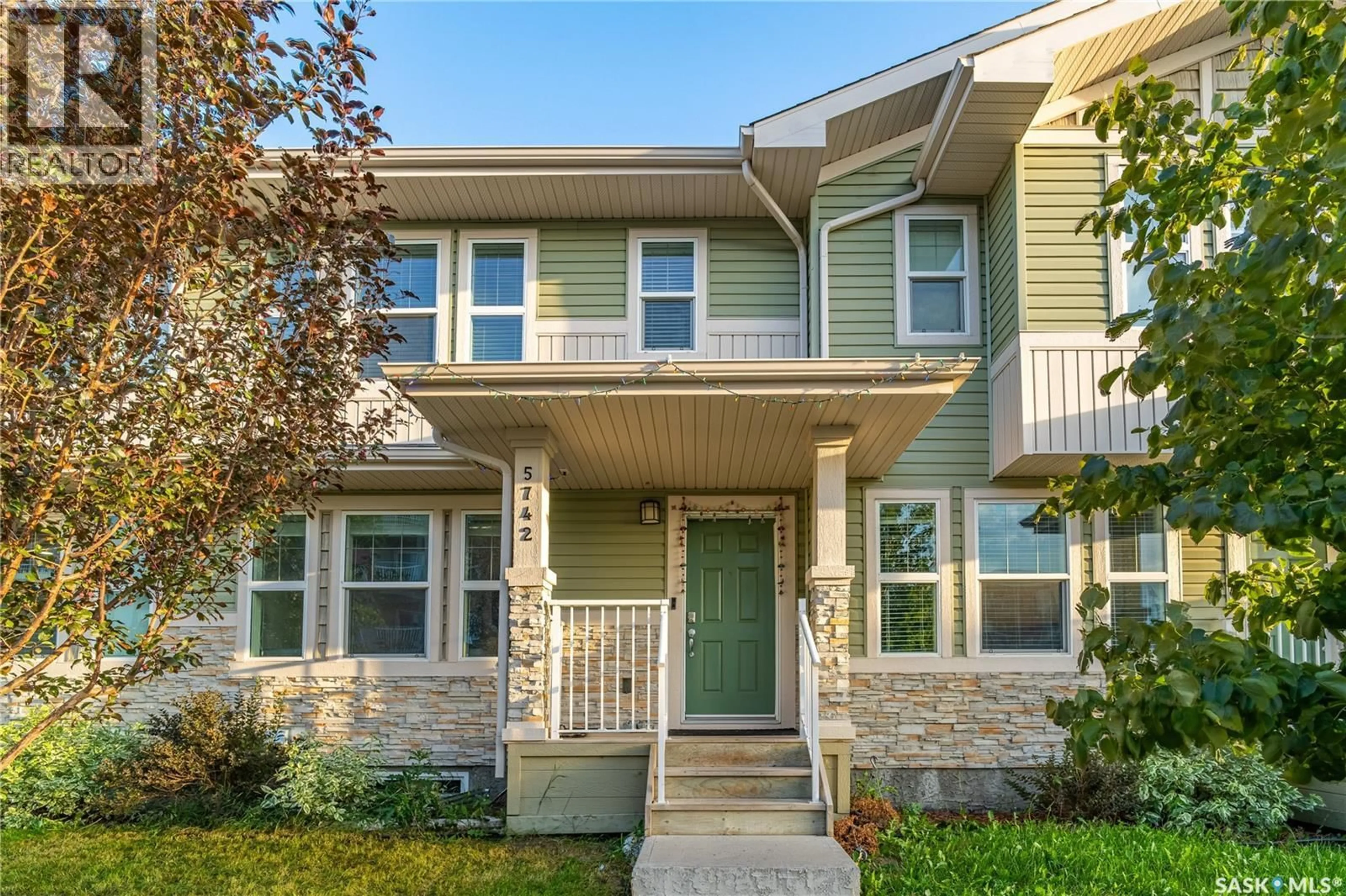 Home with vinyl exterior material, street for 5742 GLIDE CRESCENT, Regina Saskatchewan S4W0P1
