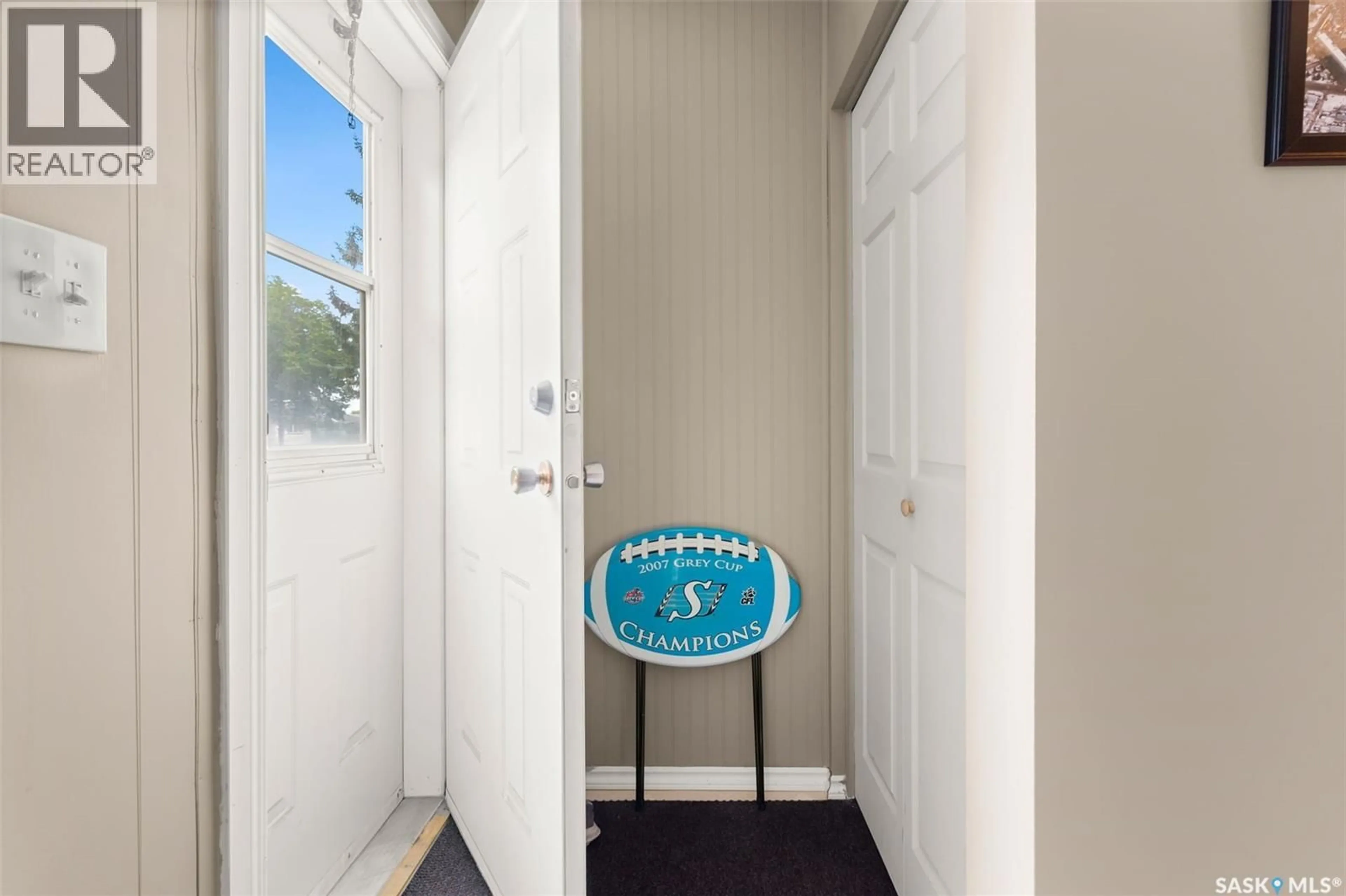 Indoor entryway for 1002 LINDSAY STREET, Regina Saskatchewan S4N3A9